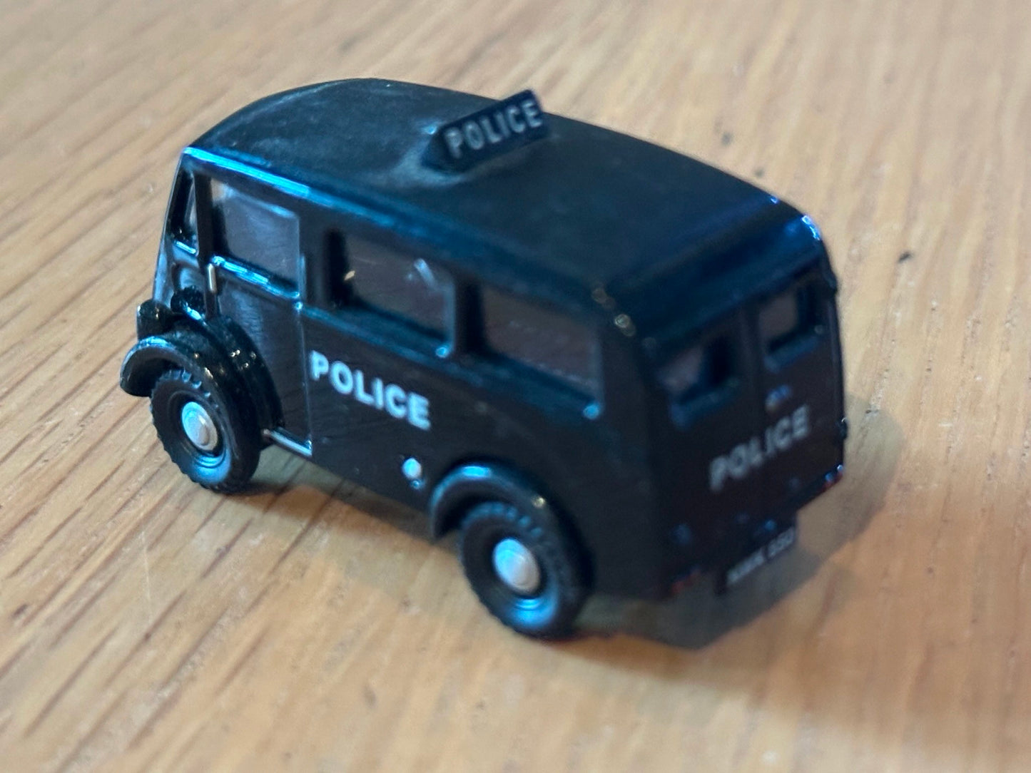 Classix Diecast EM76616 1:76 OO gauge Austin 101 Police Van