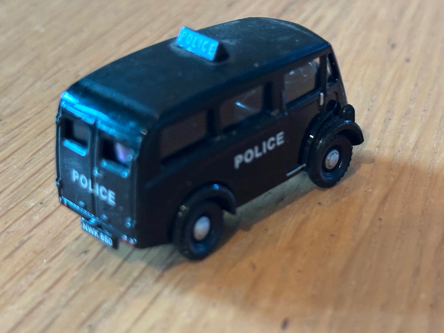 Classix Diecast EM76616 1:76 OO gauge Austin 101 Police Van