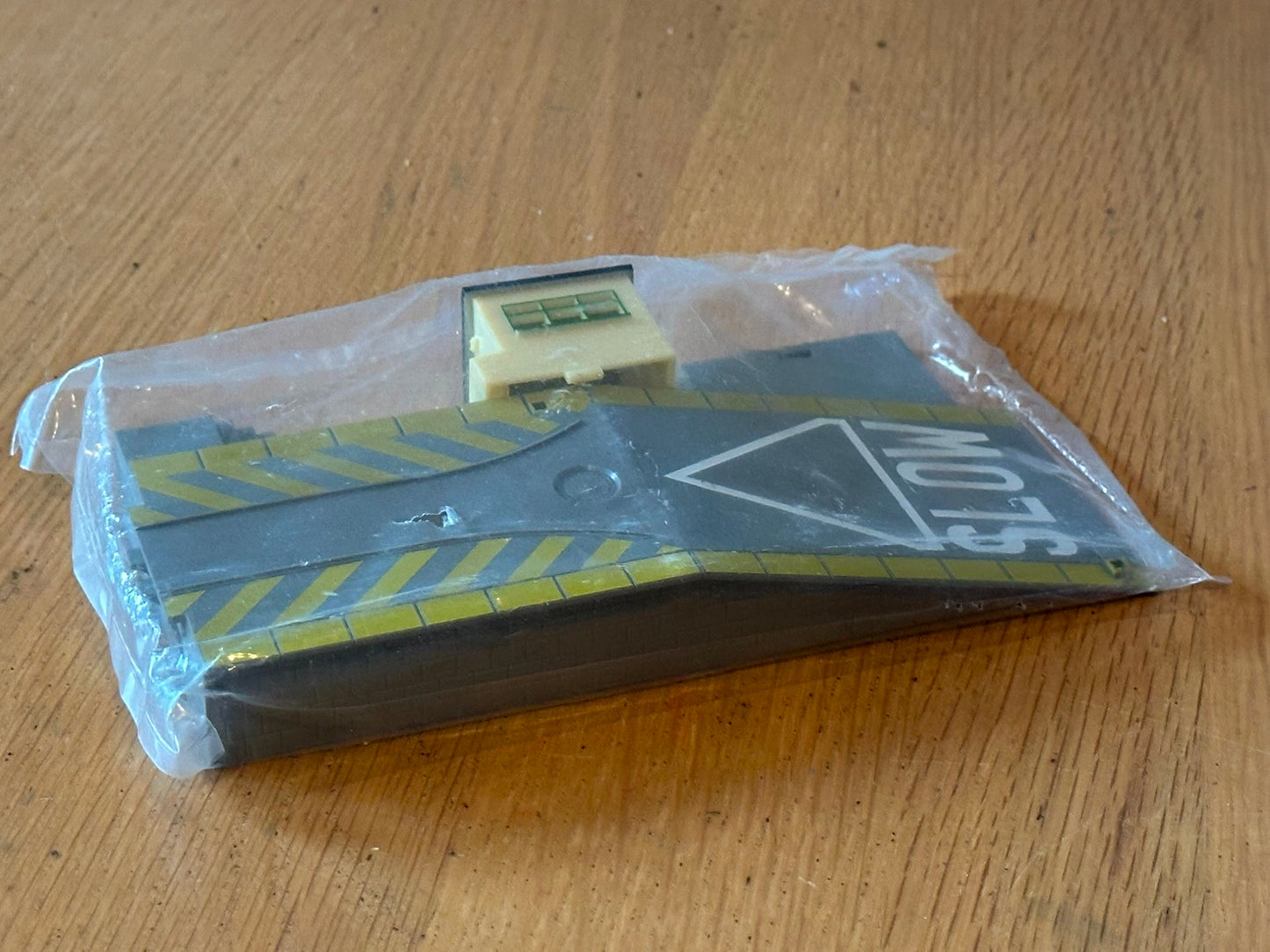 Hornby R8260 OO Gauge Car Loading Ramp - missing lights and barriers.