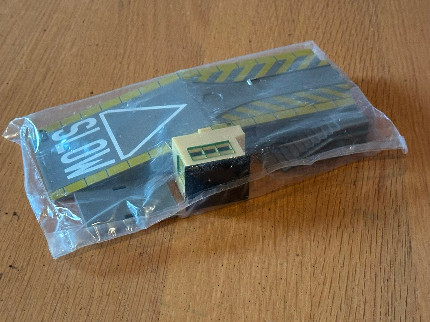 Hornby R8260 OO Gauge Car Loading Ramp - missing lights and barriers.