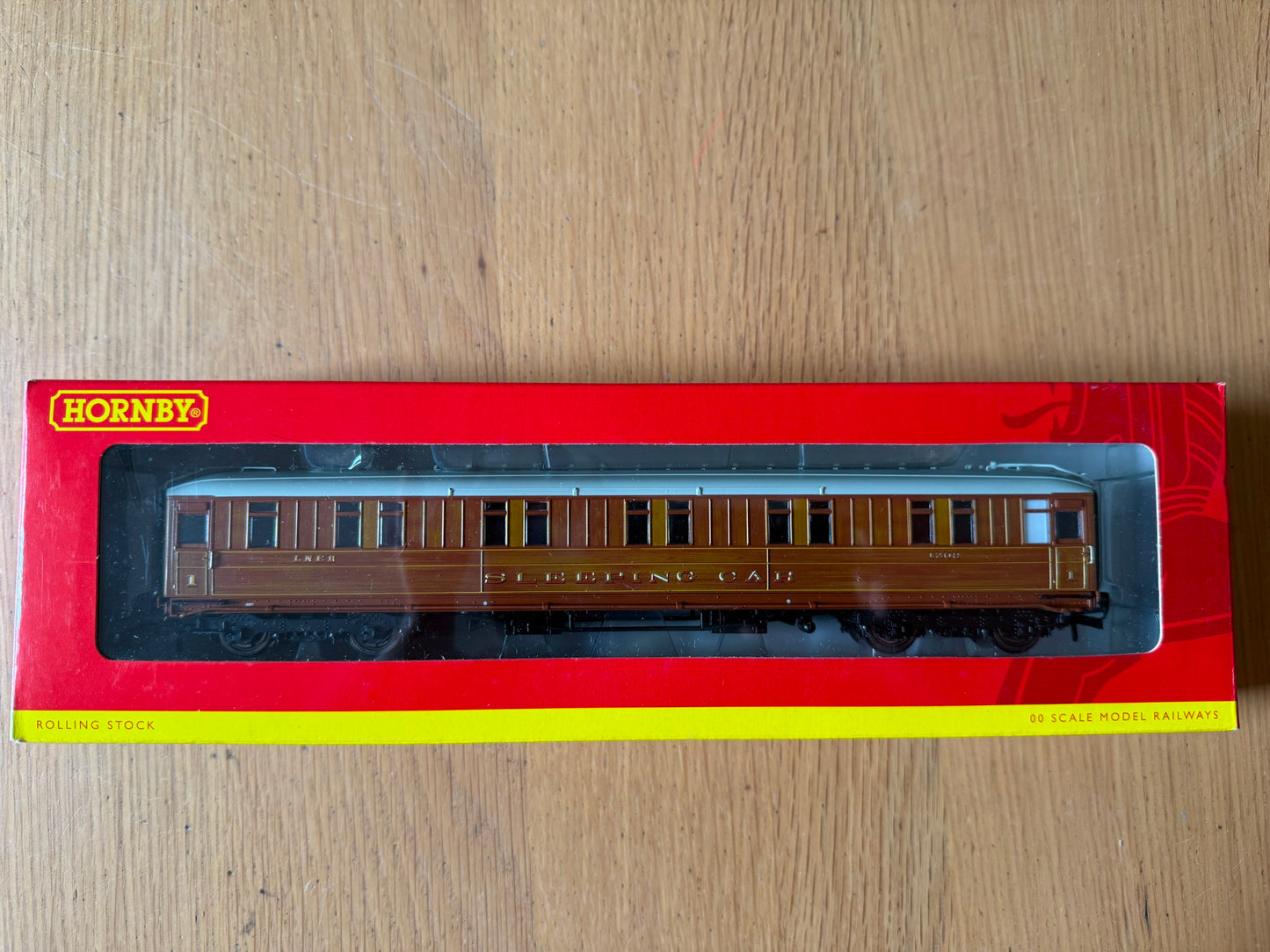 Hornby OO Gauge R4174 LNER 6ft 6 Corridor 1st Class Sleeper Coach 1208 Teak BNIB