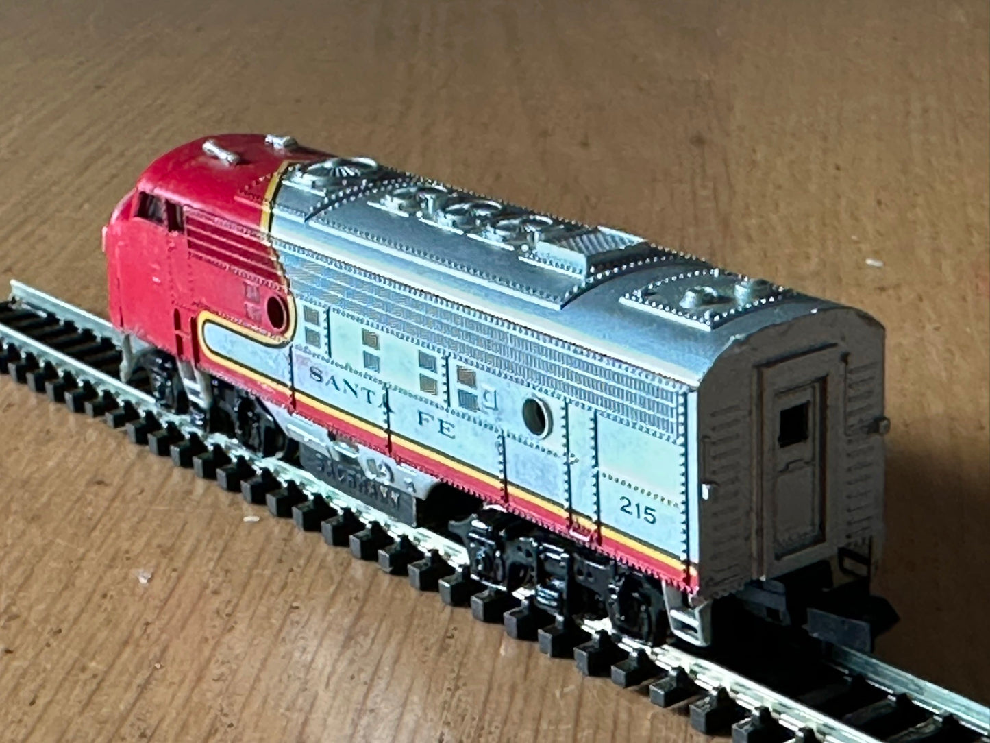Bachmann N Gauge Santa Fe 307 Diesel Locomotive - Non Motorised. Good condition.