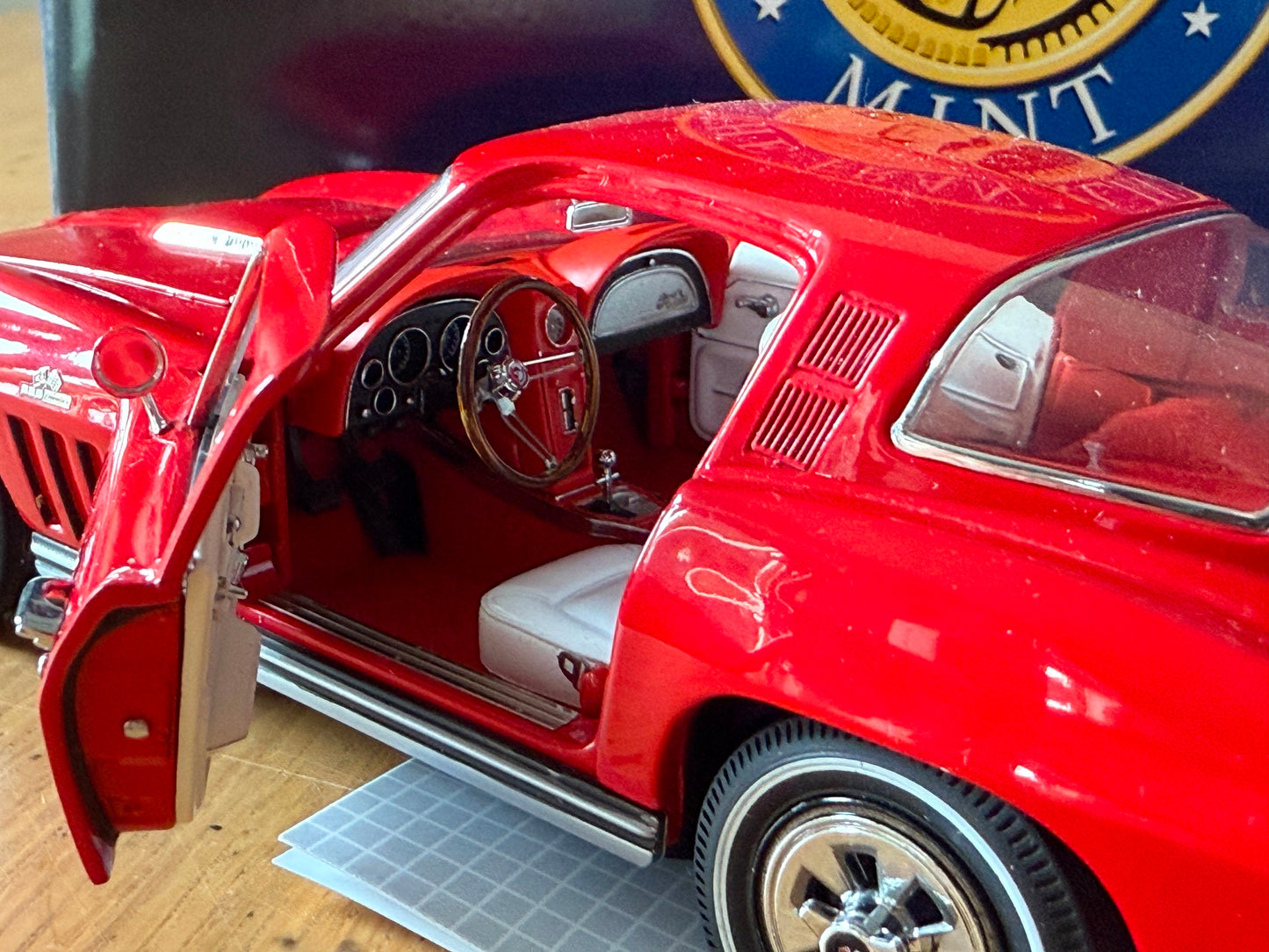 Franklin Mint: 1:24 1965 Corvette Sting Ray Coupe 396 CID (Rare Model)