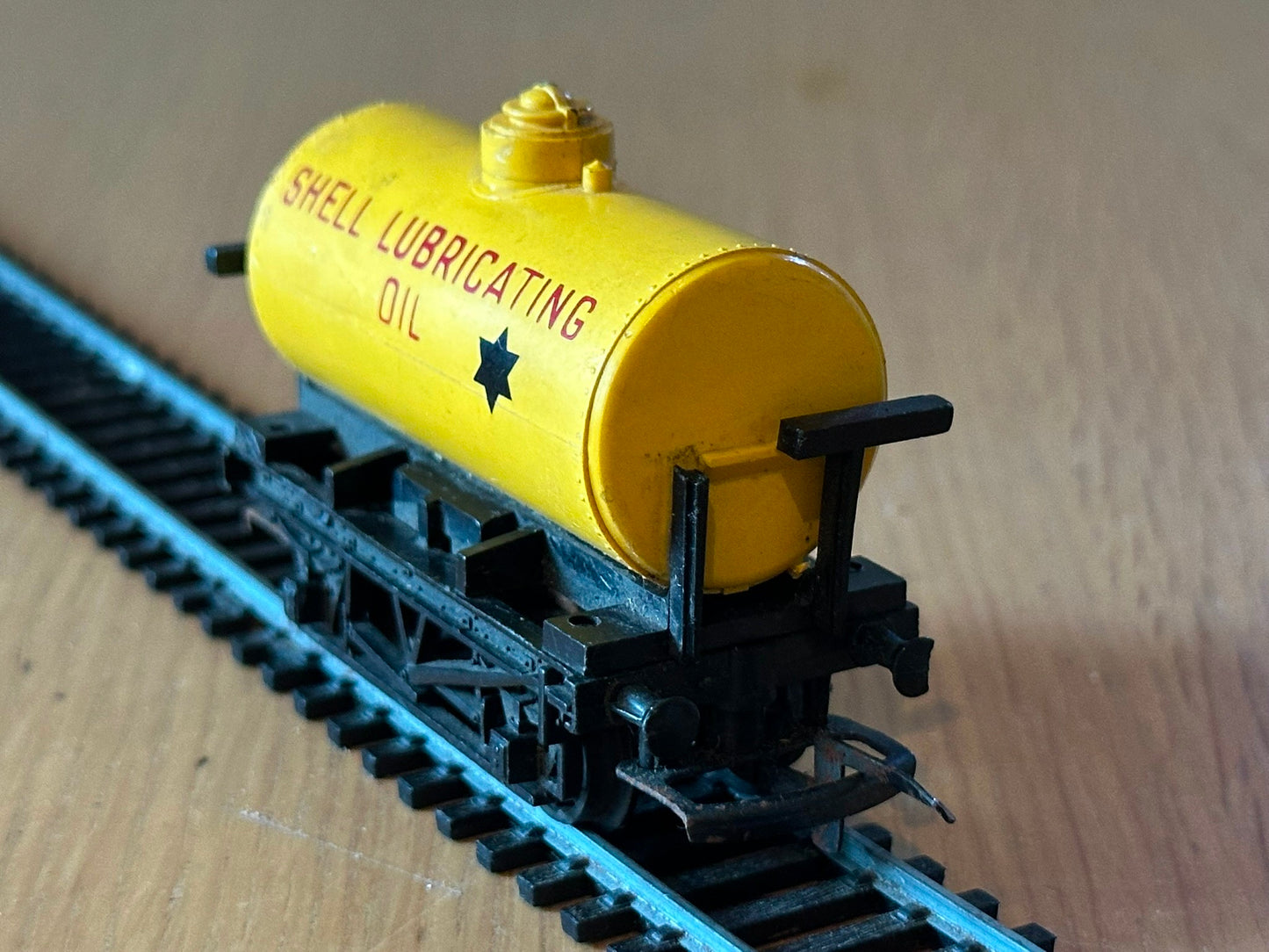 Hornby OO Gauge Shell Lubricating Oils Wagon R.211. Damaged. See Pictures.