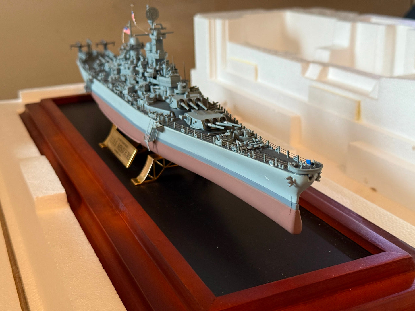 Franklin Mint: USS Missouri U.S Battleship BB-63 In Display Case and Box. MIB.