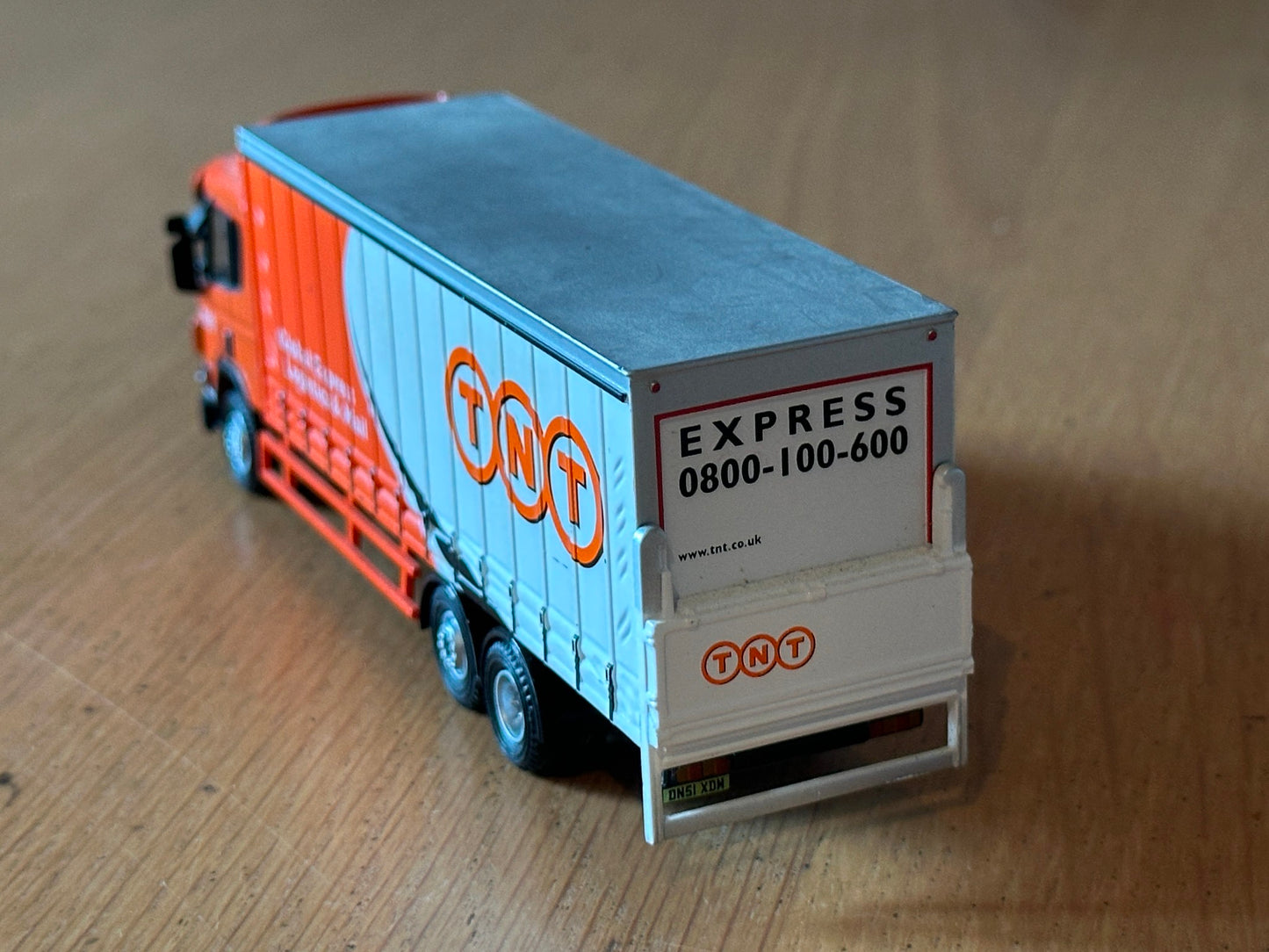 Oxford Diecast OO Gauge Scania 94 6 Wheel Curtainside TNT. Ex Layout.