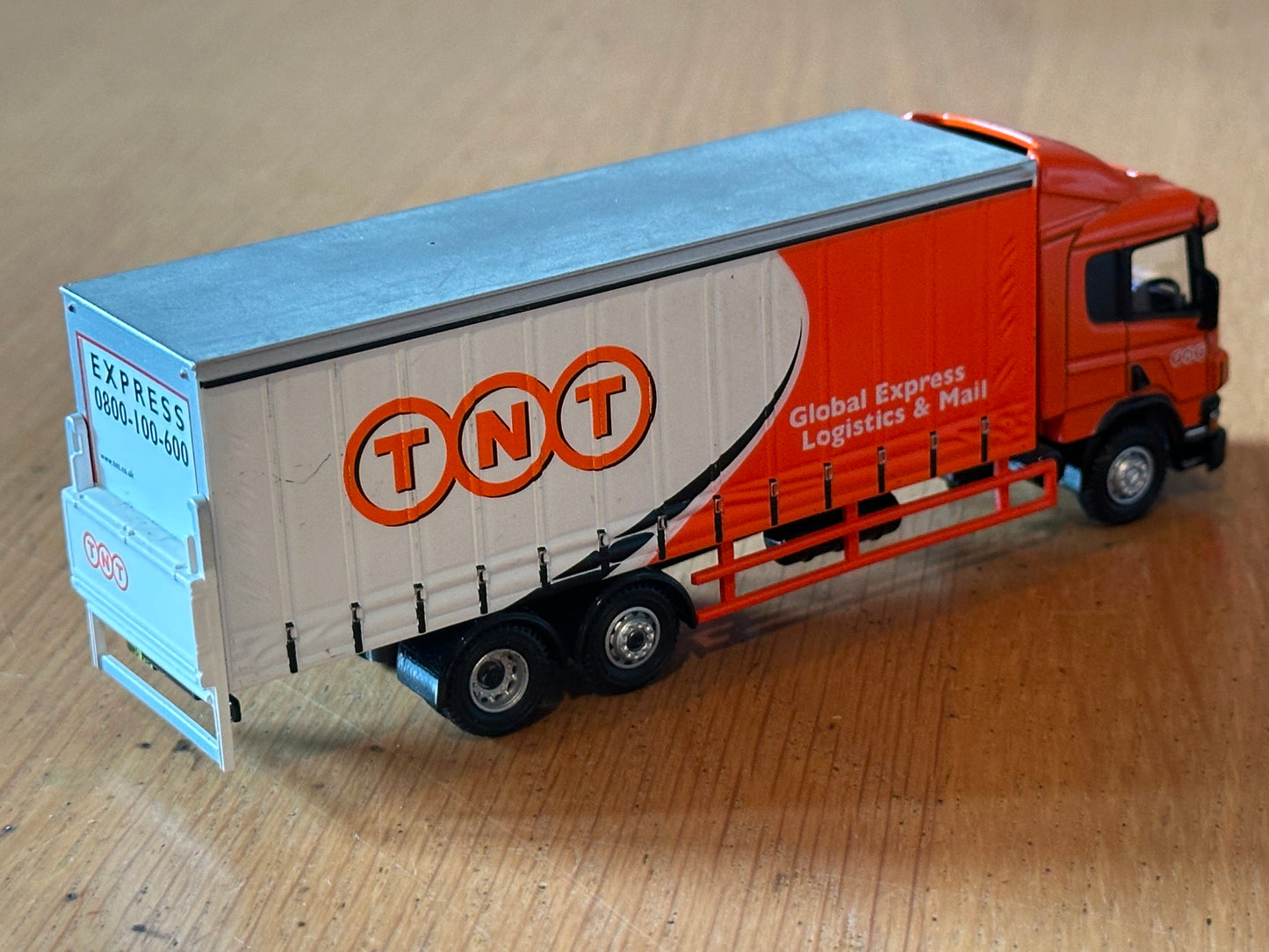 Oxford Diecast OO Gauge Scania 94 6 Wheel Curtainside TNT. Ex Layout.