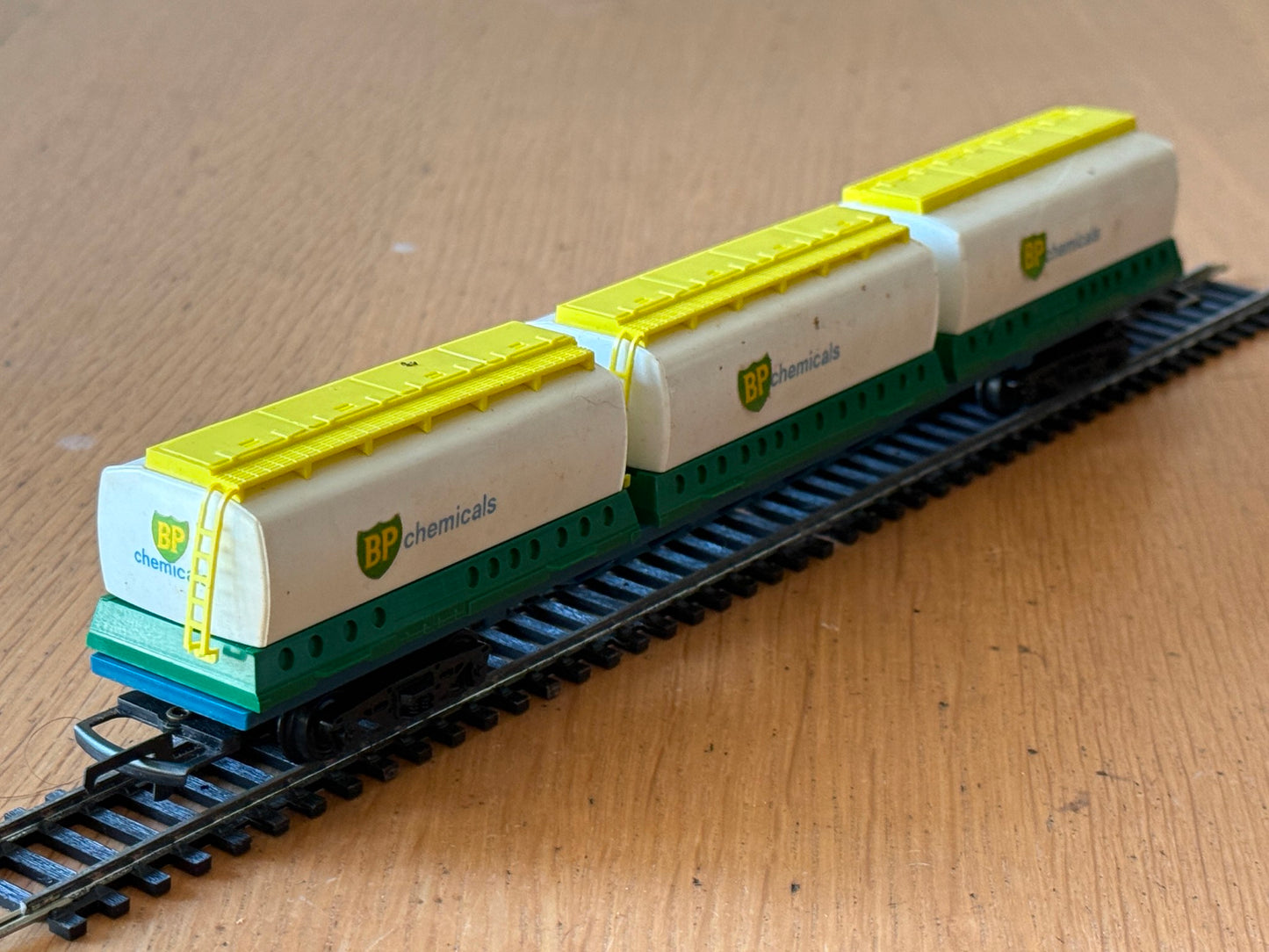 Triang Hornby R635 OO Gauge BR Freightliner Wagon BP Chemicals Containers