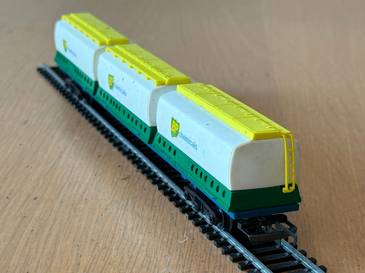 Triang Hornby R635 OO Gauge BR Freightliner Wagon BP Chemicals Containers
