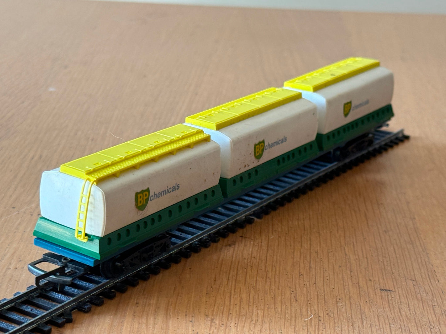 Triang Hornby R635 OO Gauge BR Freightliner Wagon BP Chemicals Containers