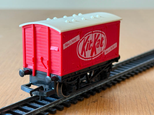 Hornby OO Gauge Closed Van - KitKat. Pre Owned. R722.