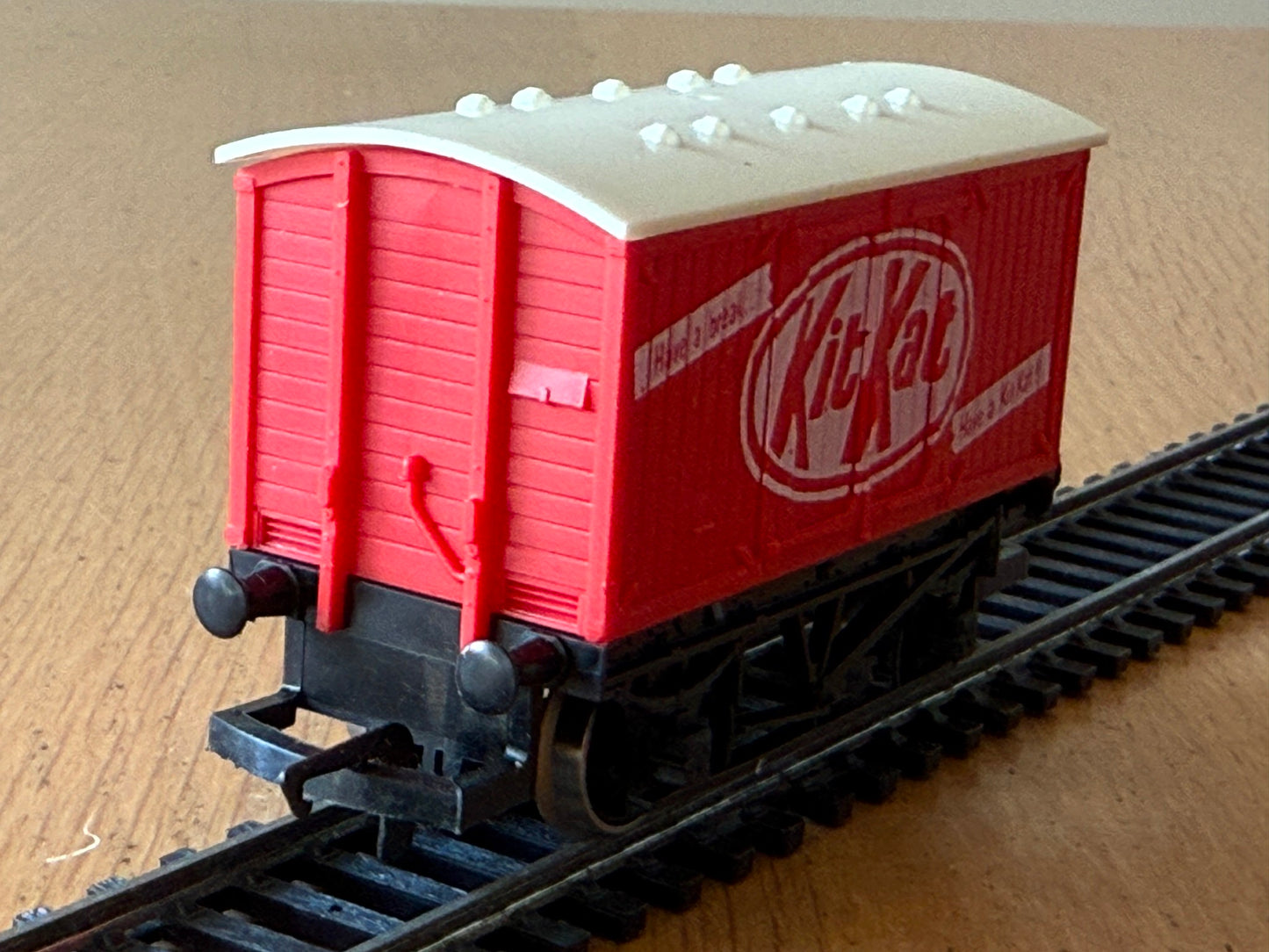 Hornby OO Gauge Closed Van - KitKat. Pre Owned. R722.