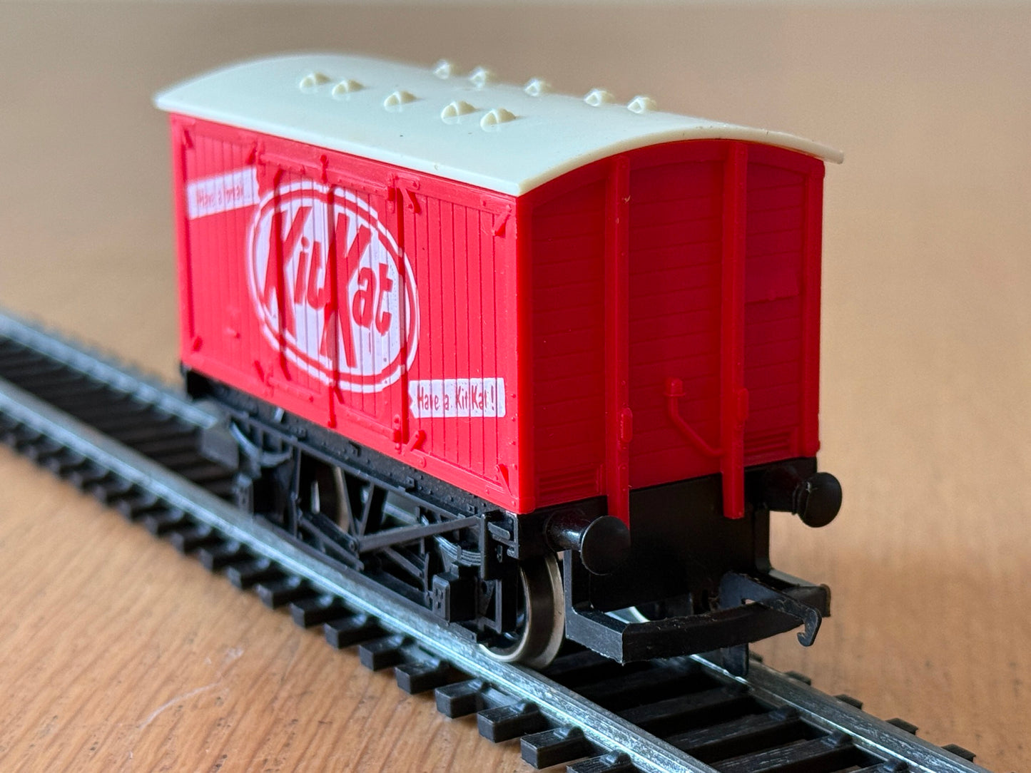 Hornby OO Gauge Closed Van - KitKat. Pre Owned. R722.