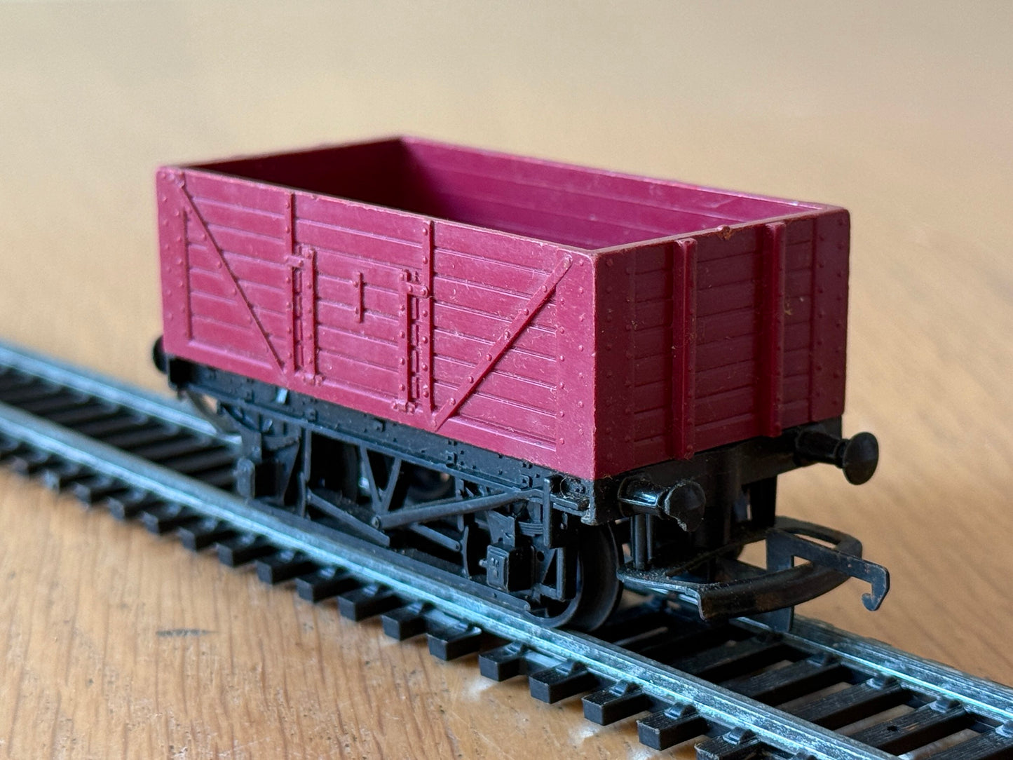Hornby R112 OO Gauge Wagon 7 plank open wagon in BR maroon