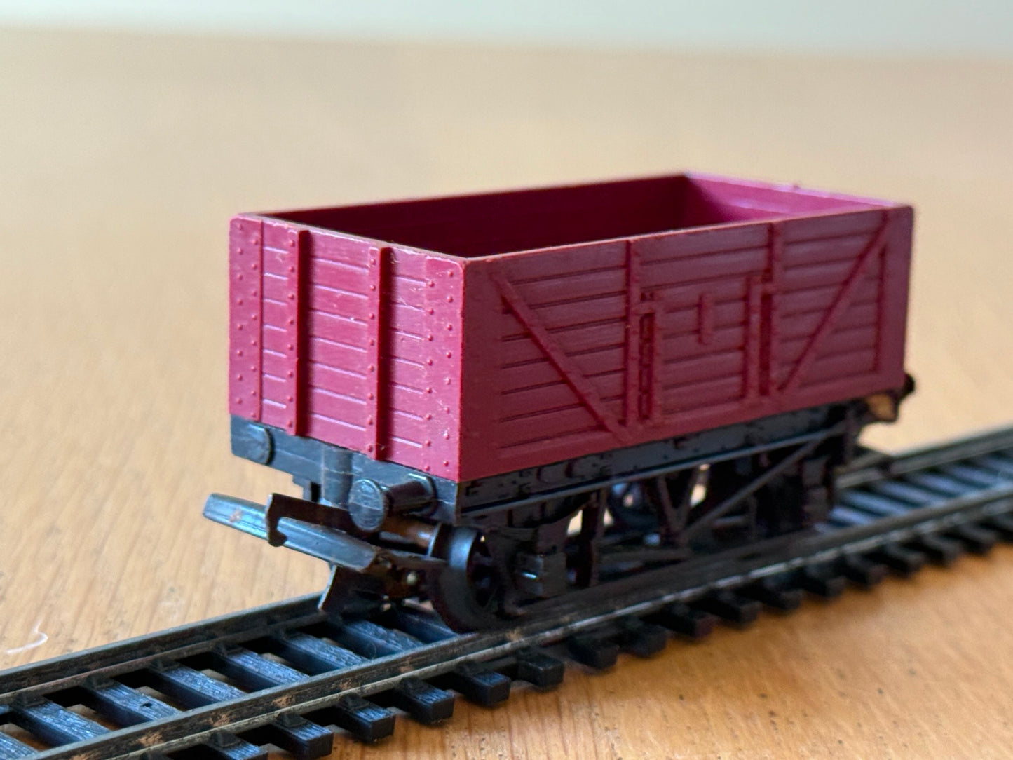 Hornby R112 OO Gauge Wagon 7 plank open wagon in BR maroon