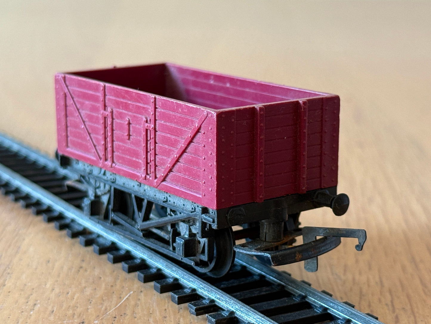 Hornby R112 OO Gauge Wagon 7 plank open wagon in BR maroon