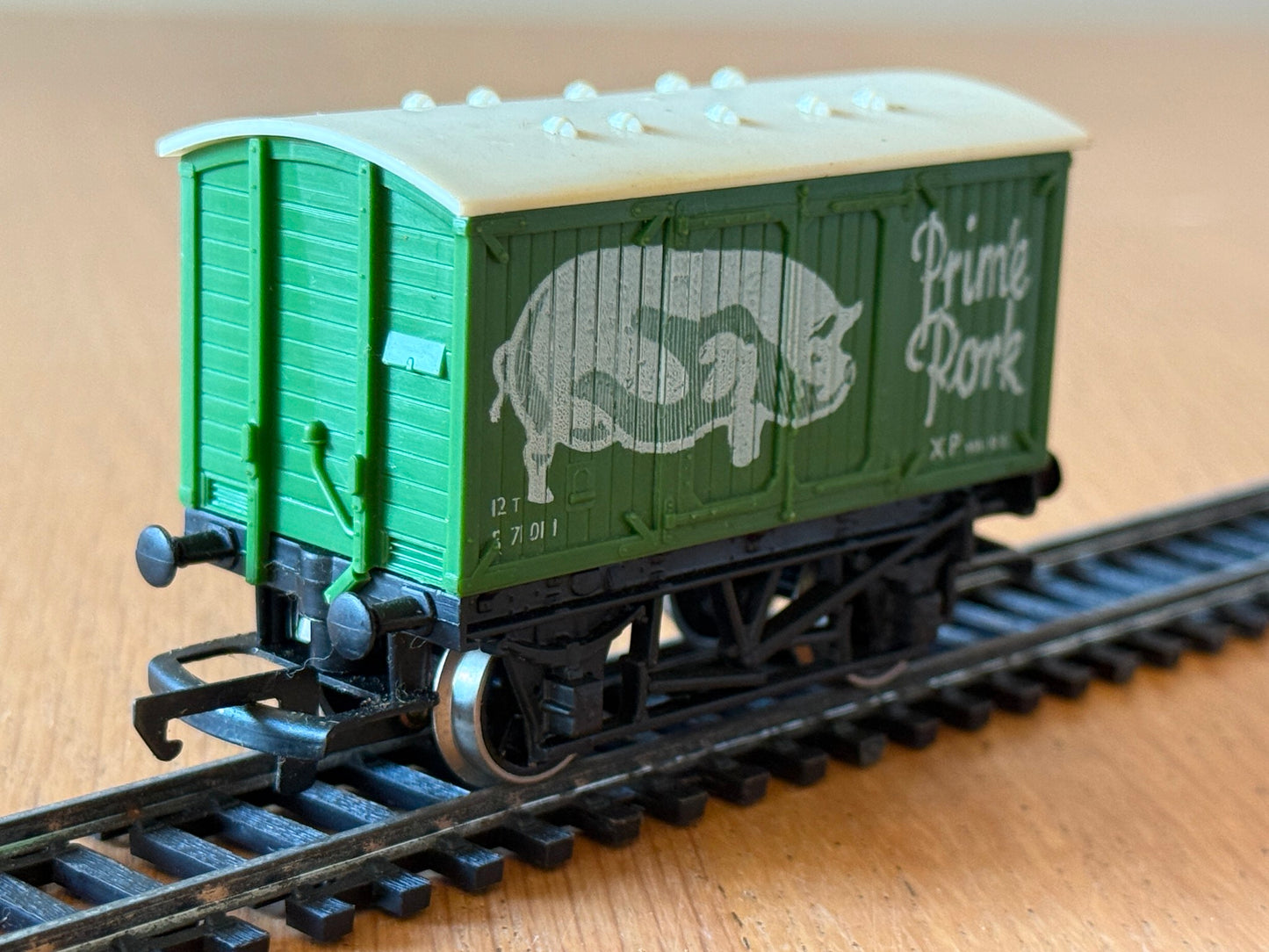 Hornby OO Gauge vent Van - Prime Pork. Pre Owned. R216,