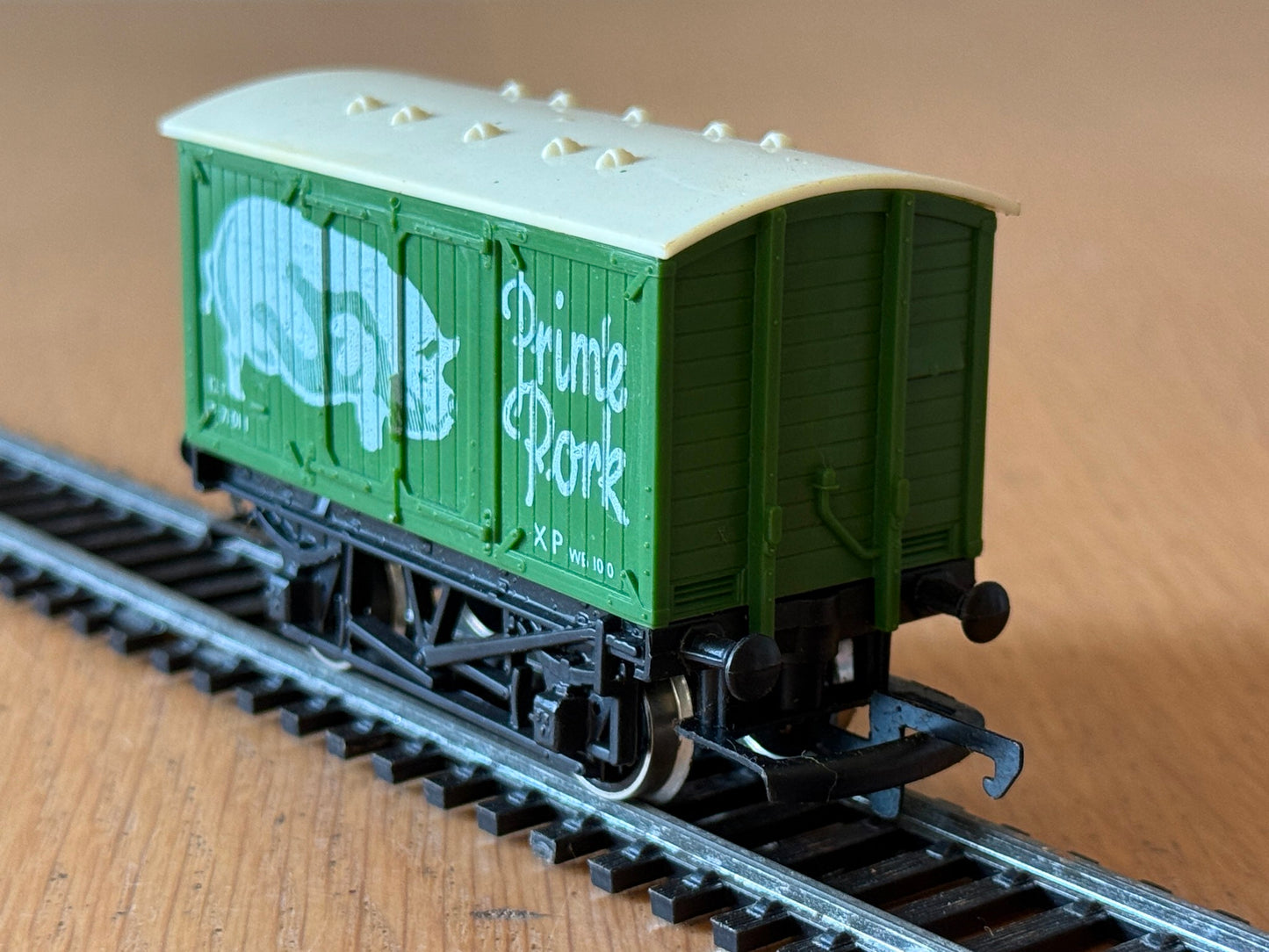 Hornby OO Gauge vent Van - Prime Pork. Pre Owned. R216,