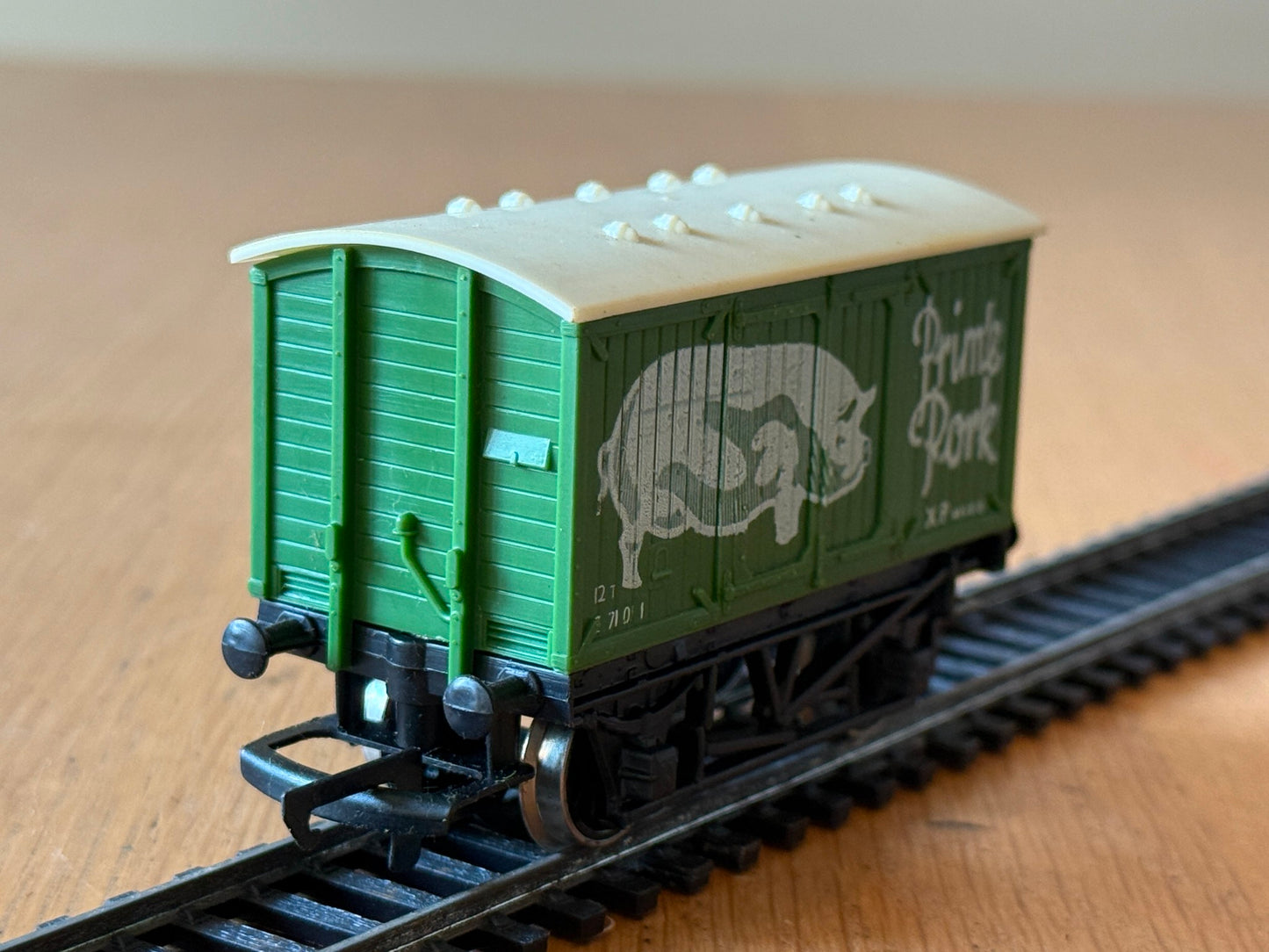 Hornby OO Gauge vent Van - Prime Pork. Pre Owned. R216,