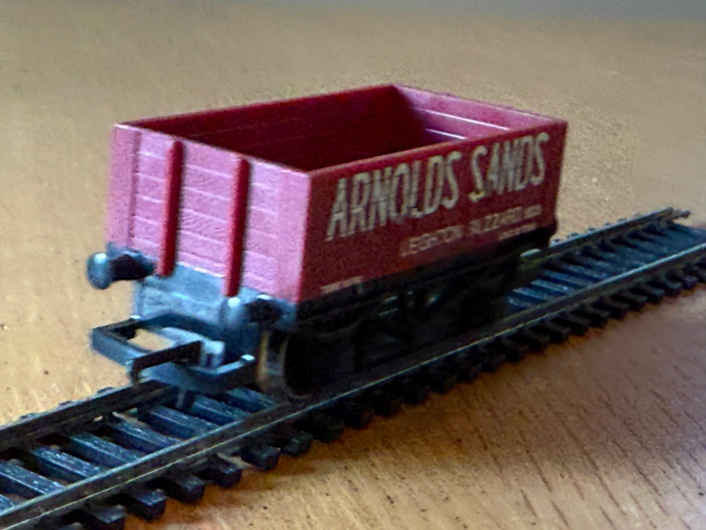 Hornby R717 OO Gauge Arnolds Sands Plank Wagon