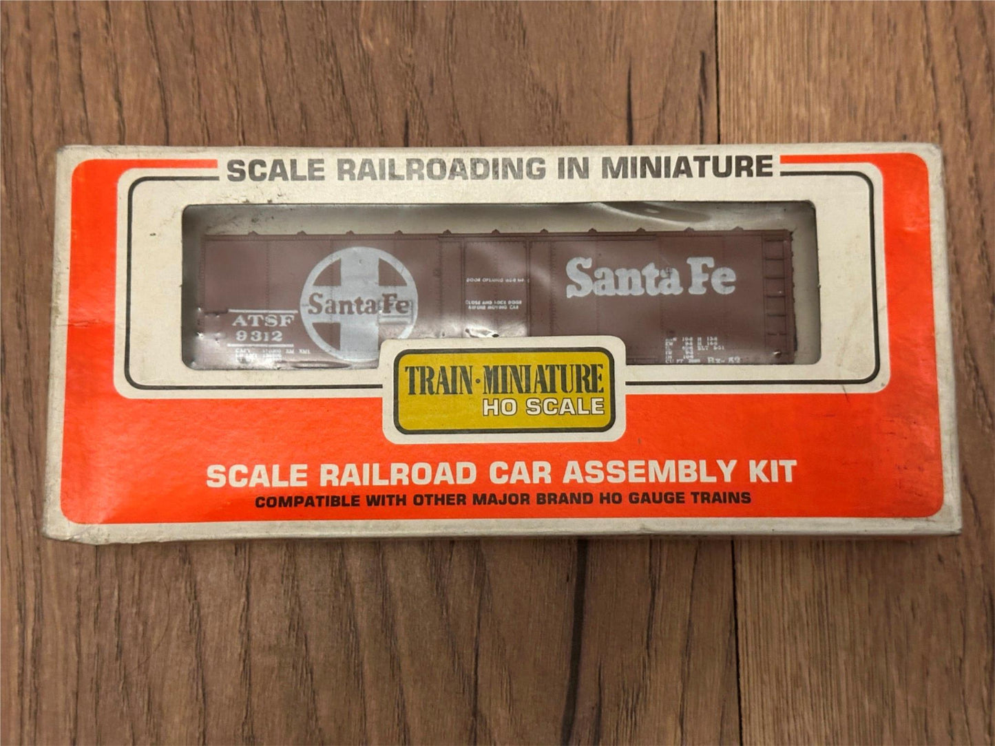 Train Miniature HO Scale Plastic Model Kit - Santa Fe Box Car