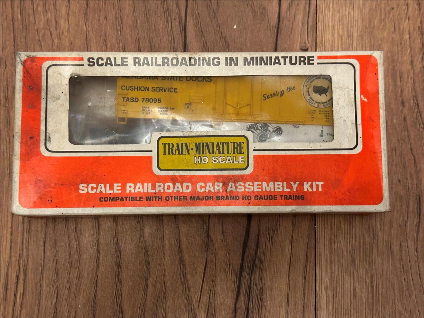 Train Miniature HO Scale Plastic Model Kit - Santa Fe Box Car