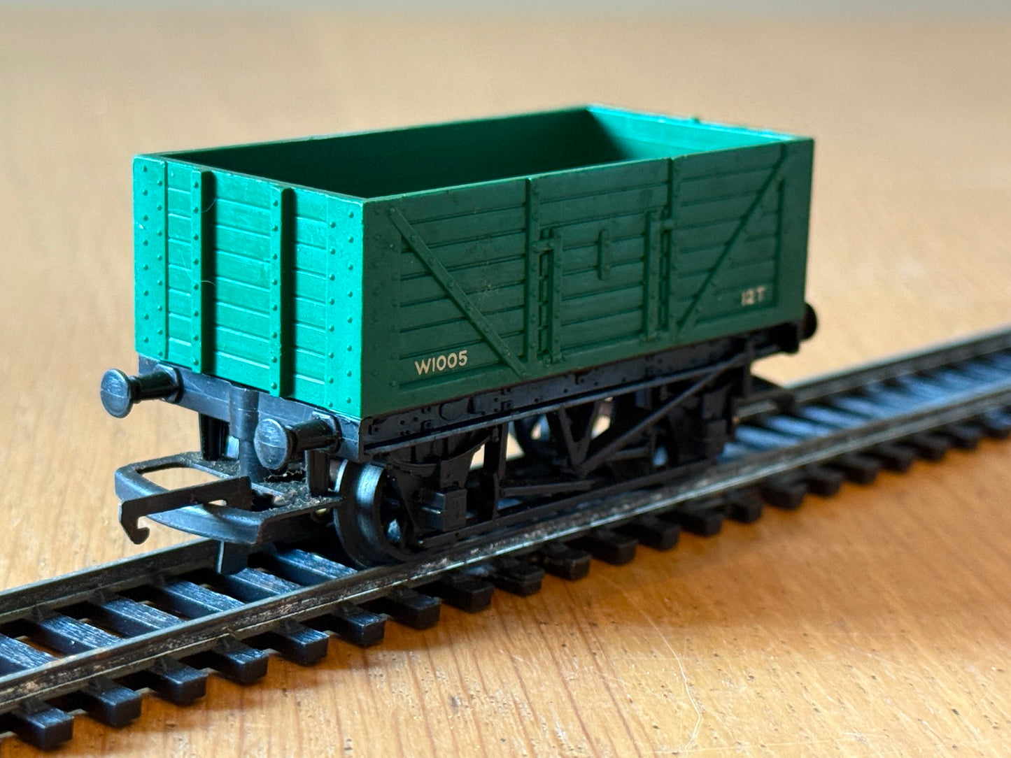 Tri-ang Hornby OO Gauge R10 12 Ton 7 Plank Drop Door Wagon W1005.