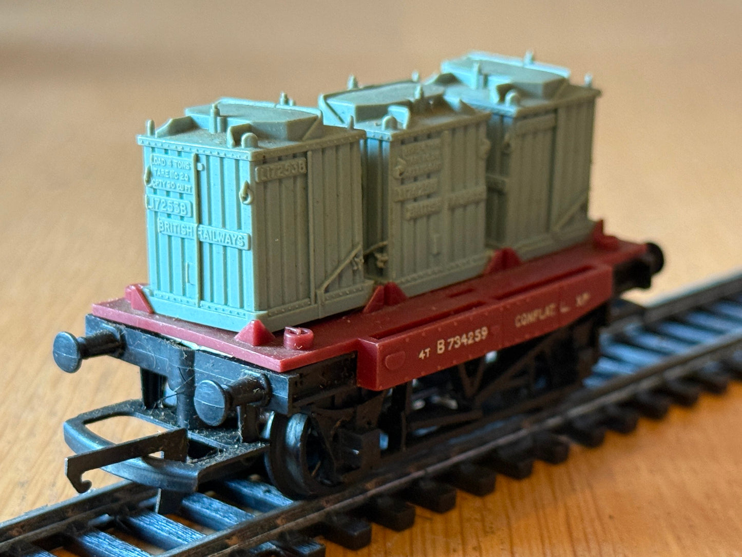 Hornby R340 OO Gauge BR 14t Conflat Wagon & Containers