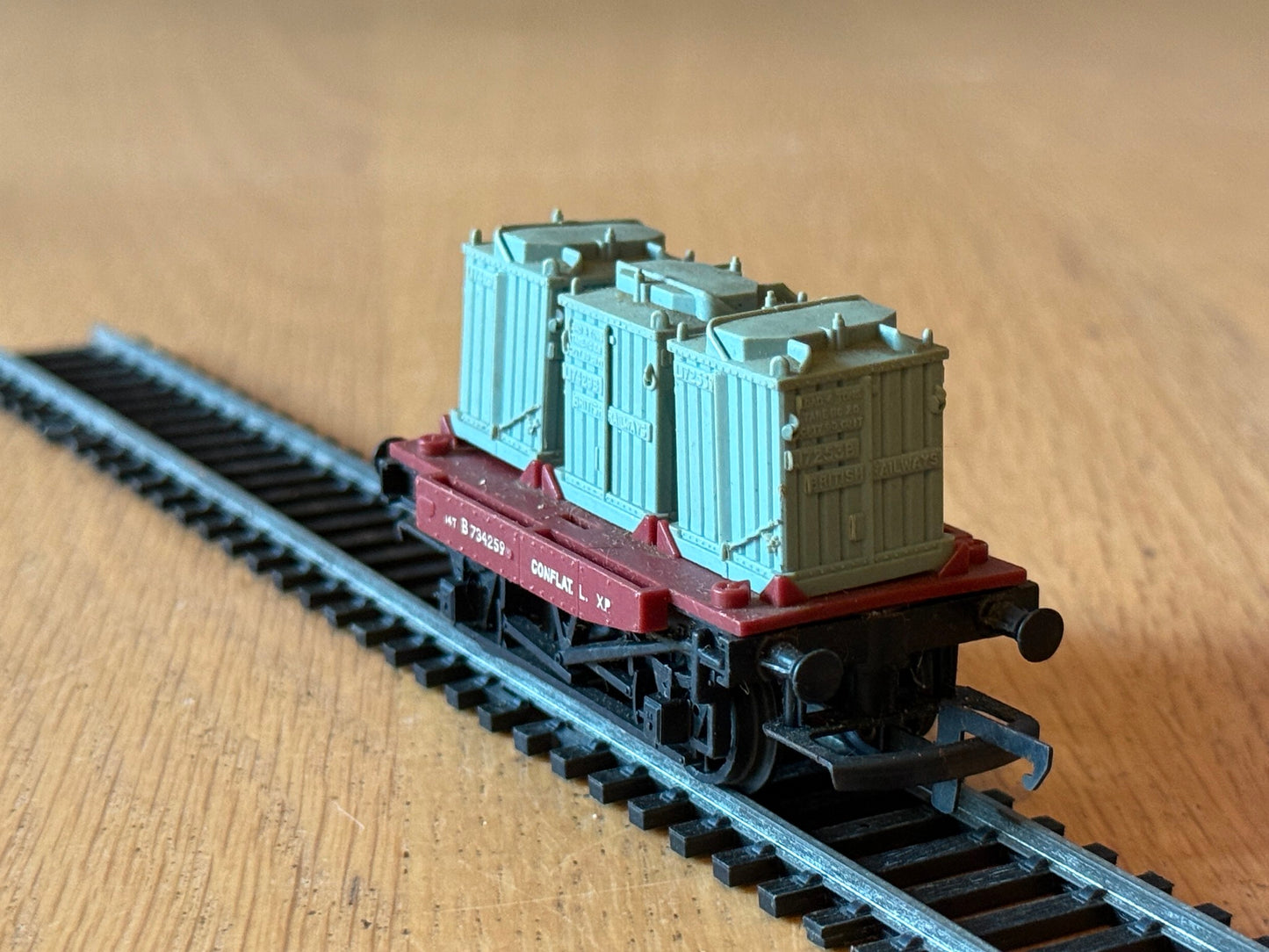 Hornby R340 OO Gauge BR 14t Conflat Wagon & Containers