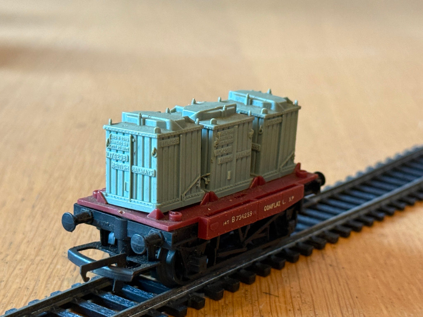 Hornby R340 OO Gauge BR 14t Conflat Wagon & Containers