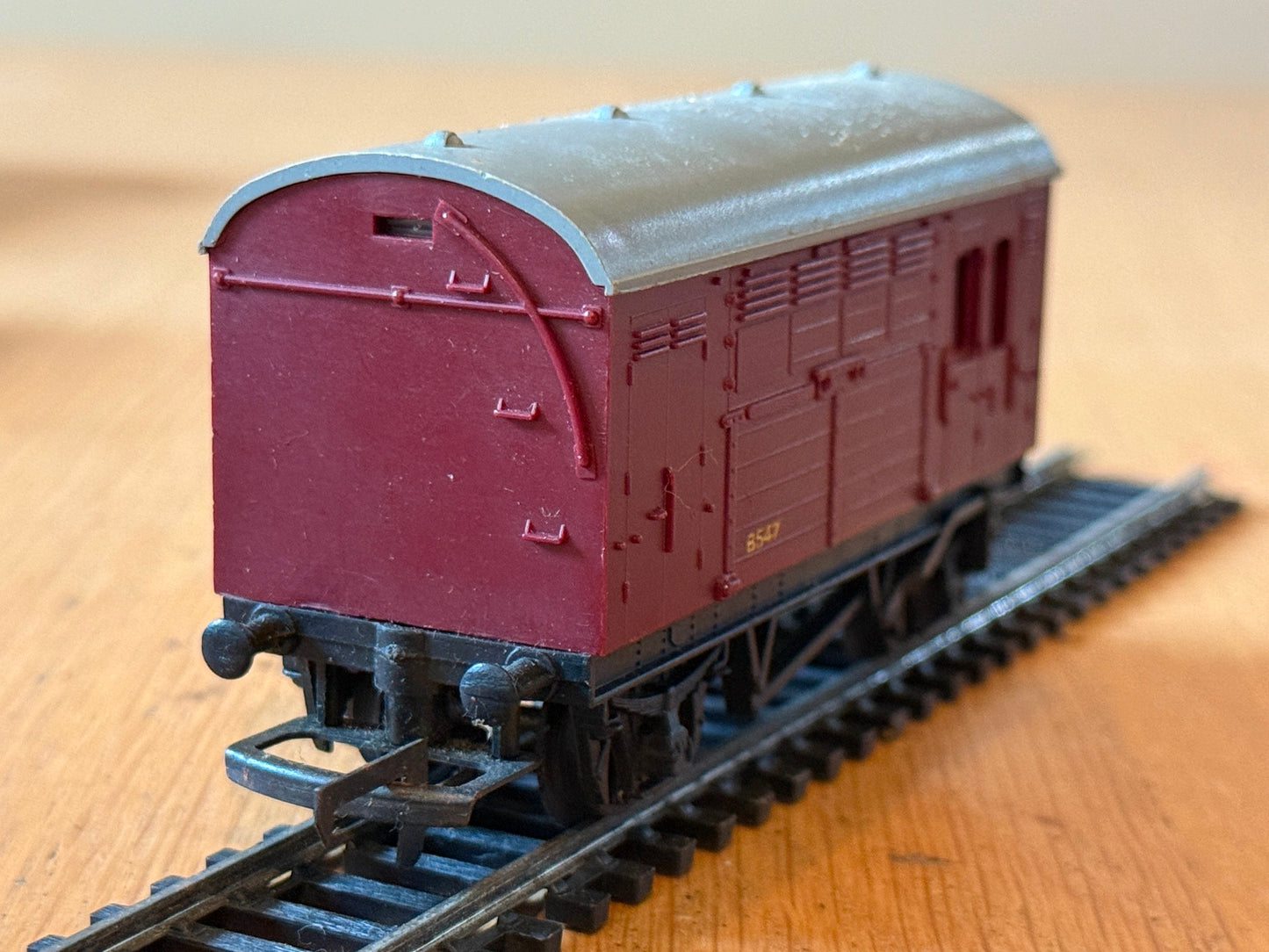 Hornby OO Gauge Wagon - Triang R123 Maroon Horsebox