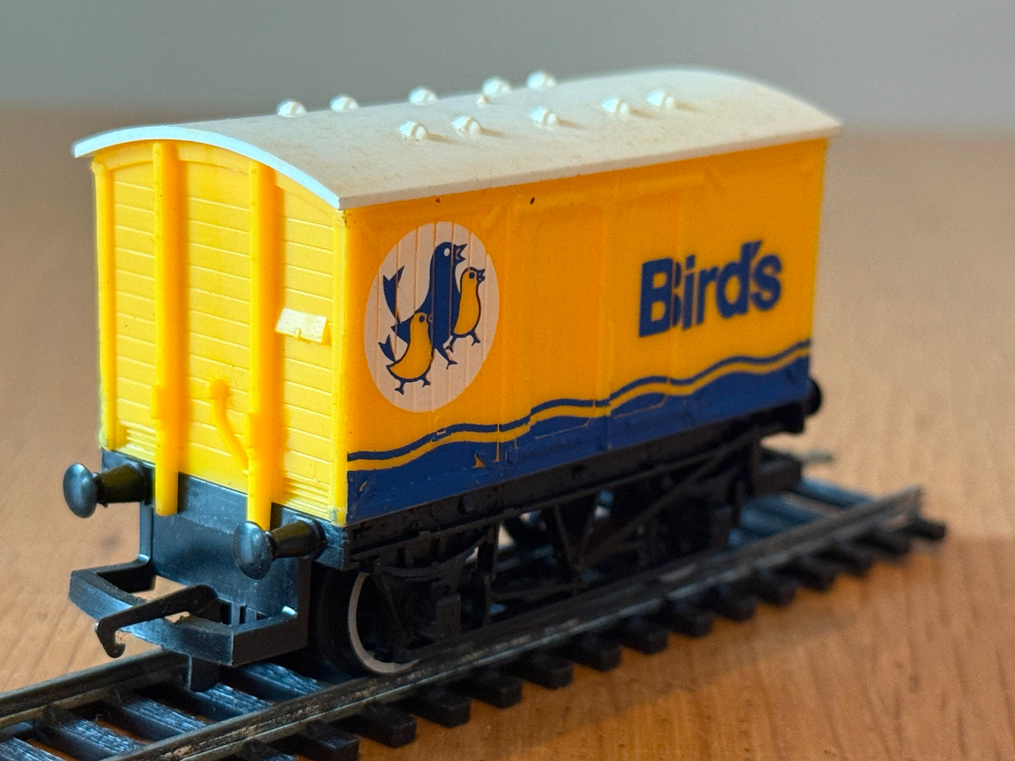 Hornby OO Gauge Closed Van - Birds. Pre Owned. R002.