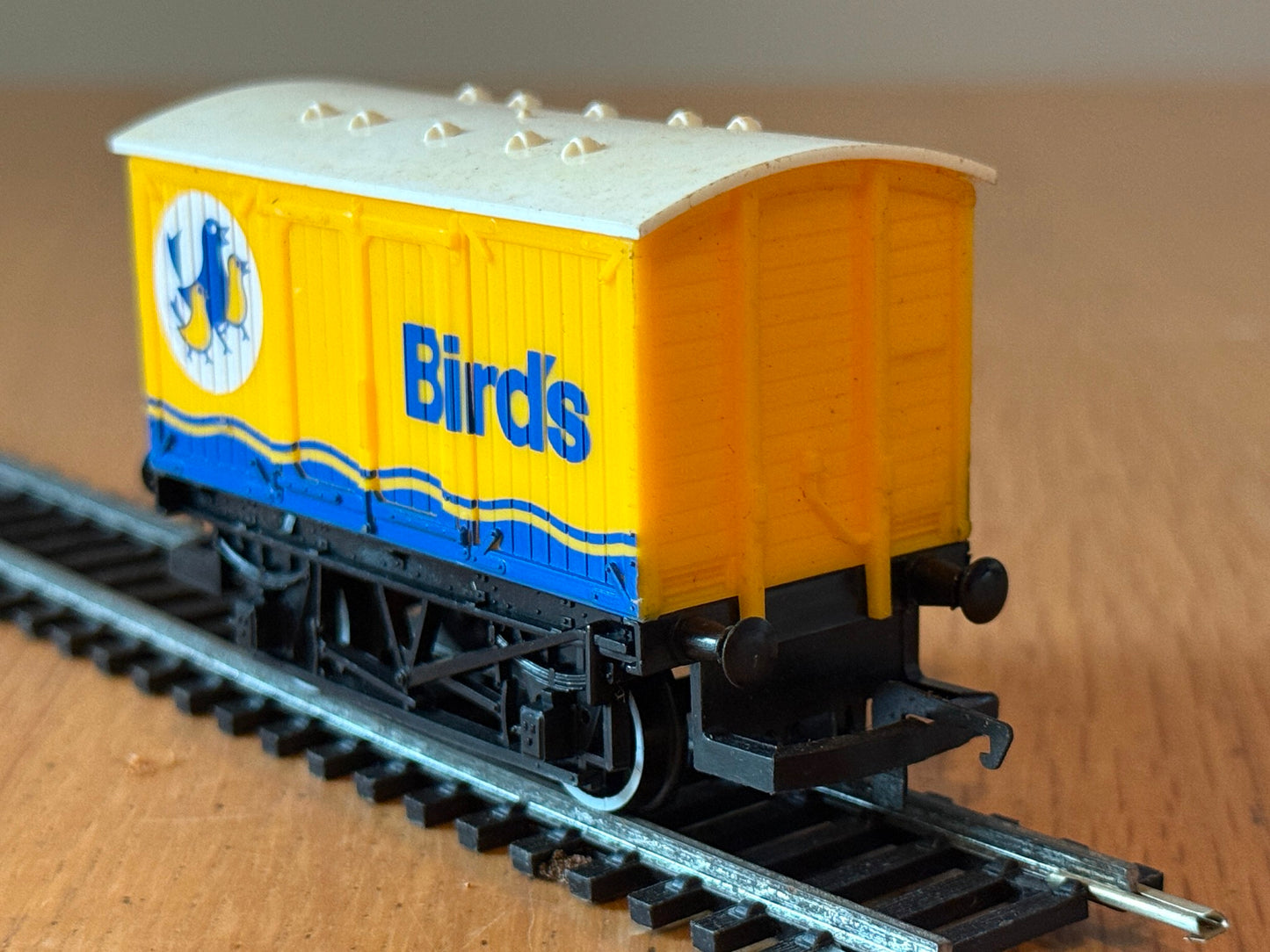 Hornby OO Gauge Closed Van - Birds. Pre Owned. R002.