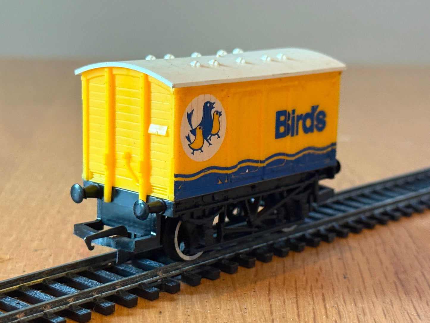 Hornby OO Gauge Closed Van - Birds. Pre Owned. R002.