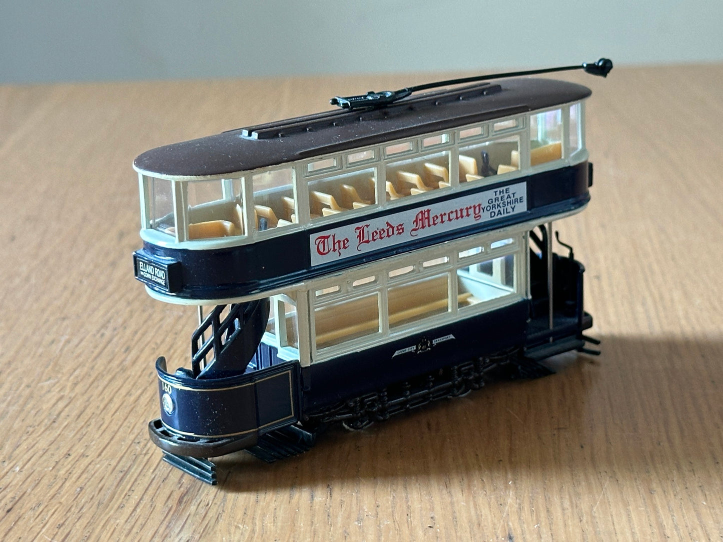 Corgi Classics 36802 OO Gauge 1:76 Leeds Tramways Fully Closed Tram