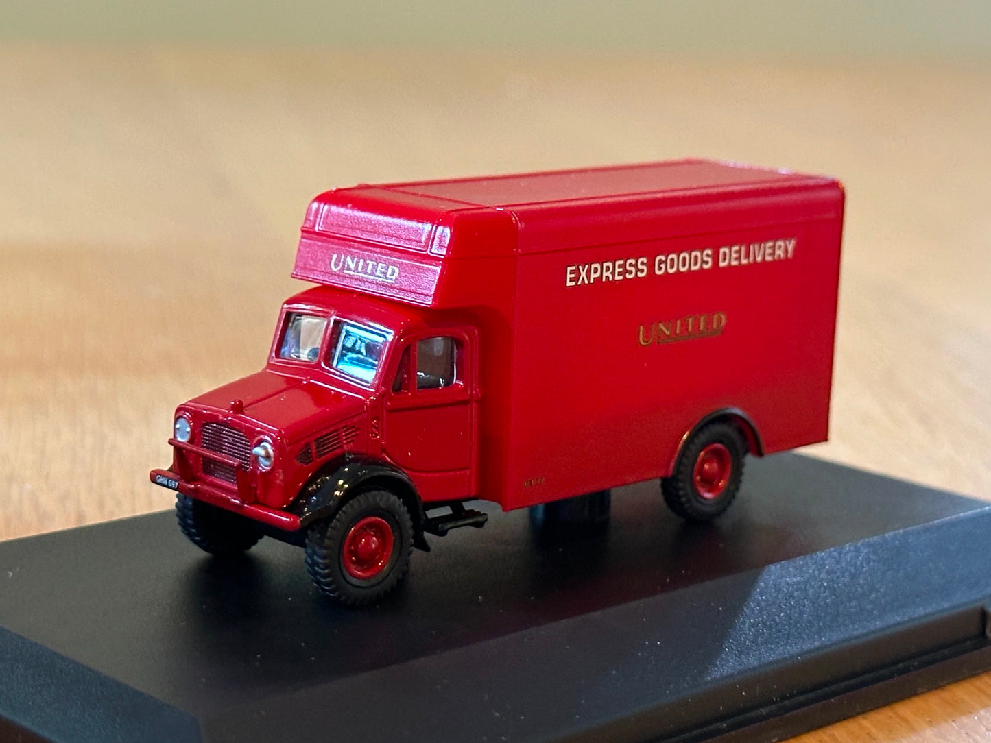 Oxford Diecast 76BD003 Bedford OW Luton Express Goods Van
