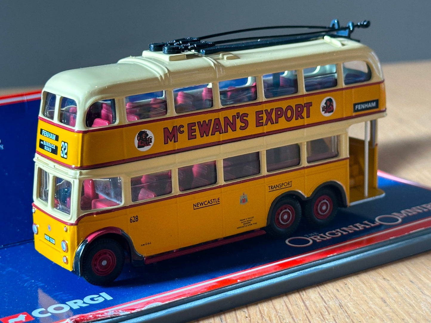 Corgi Original Omnbus 43705 - 1:76 BUT 9641T Trolleybus