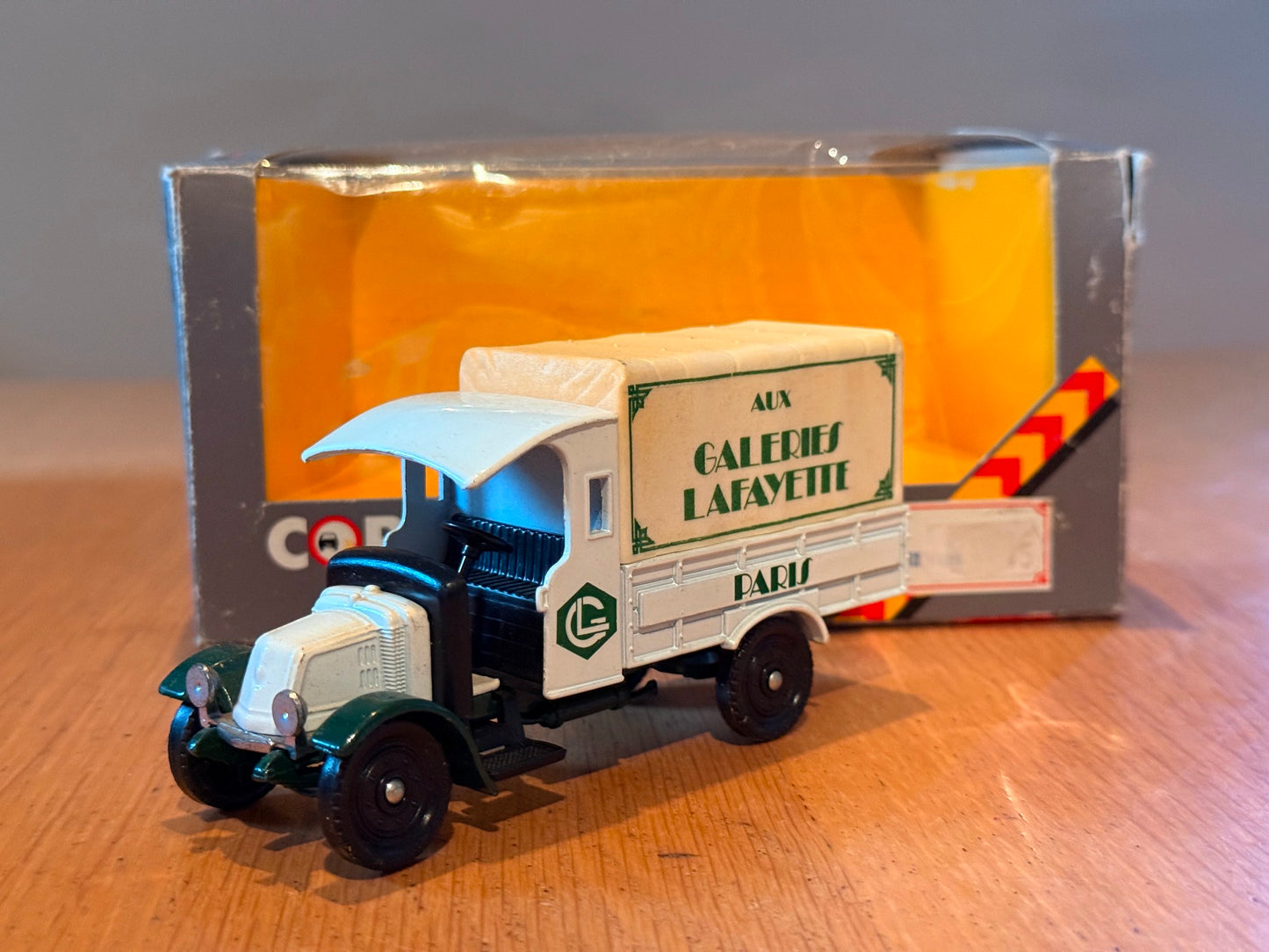 Corgi Classics 97100: 1:50 1926 Renault Van