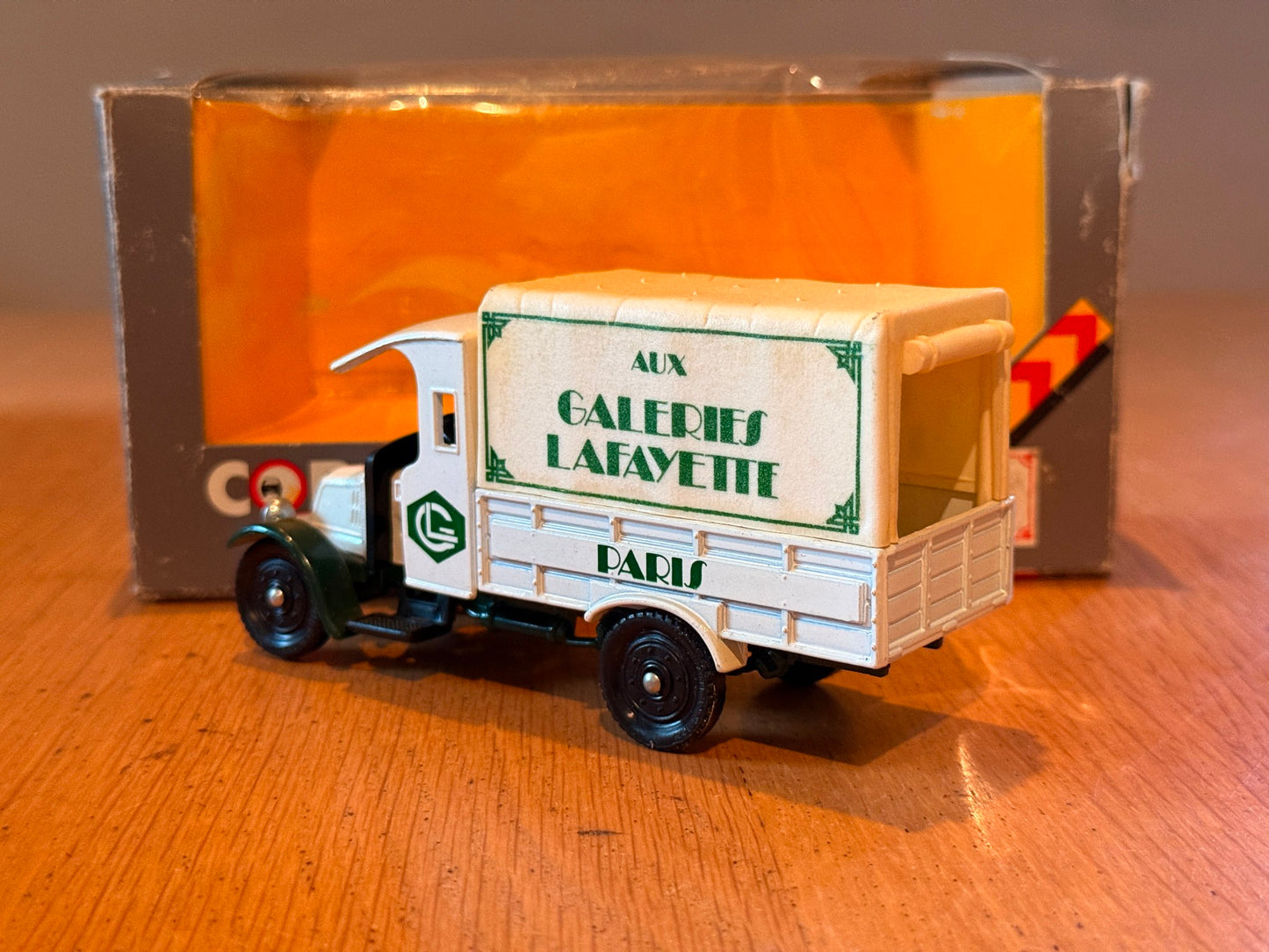 Corgi Classics 97100: 1:50 1926 Renault Van