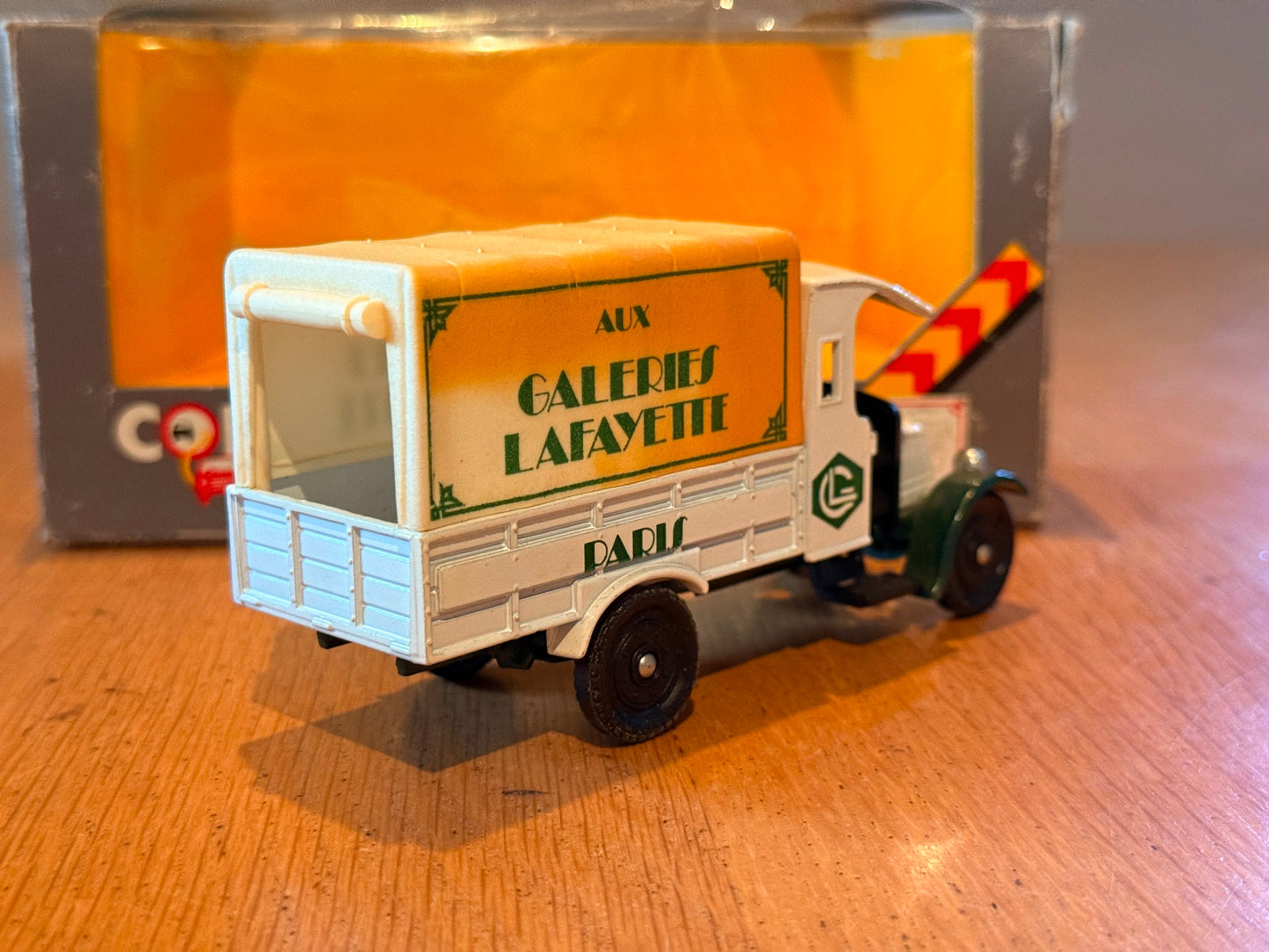 Corgi Classics 97100: 1:50 1926 Renault Van