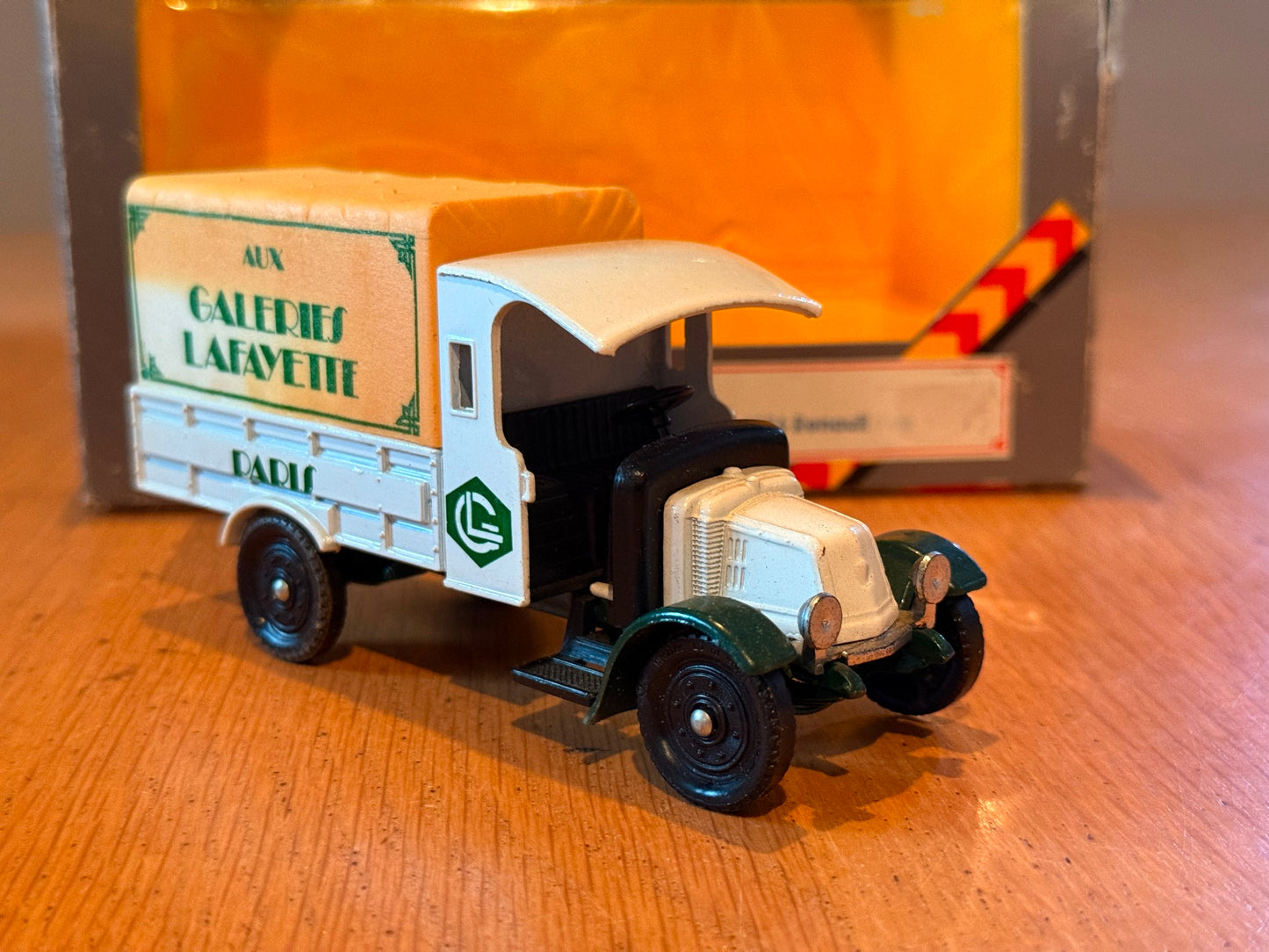 Corgi Classics 97100: 1:50 1926 Renault Van