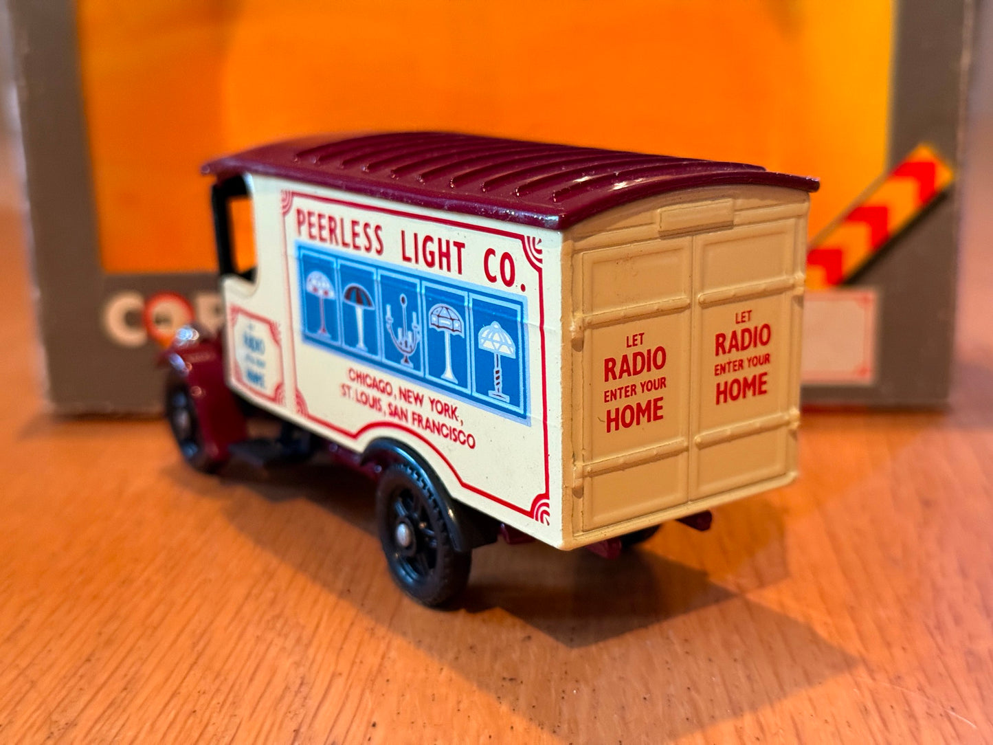 Corgi Classics 97100: 1:50 Mack Truck - Peerless Light Co,