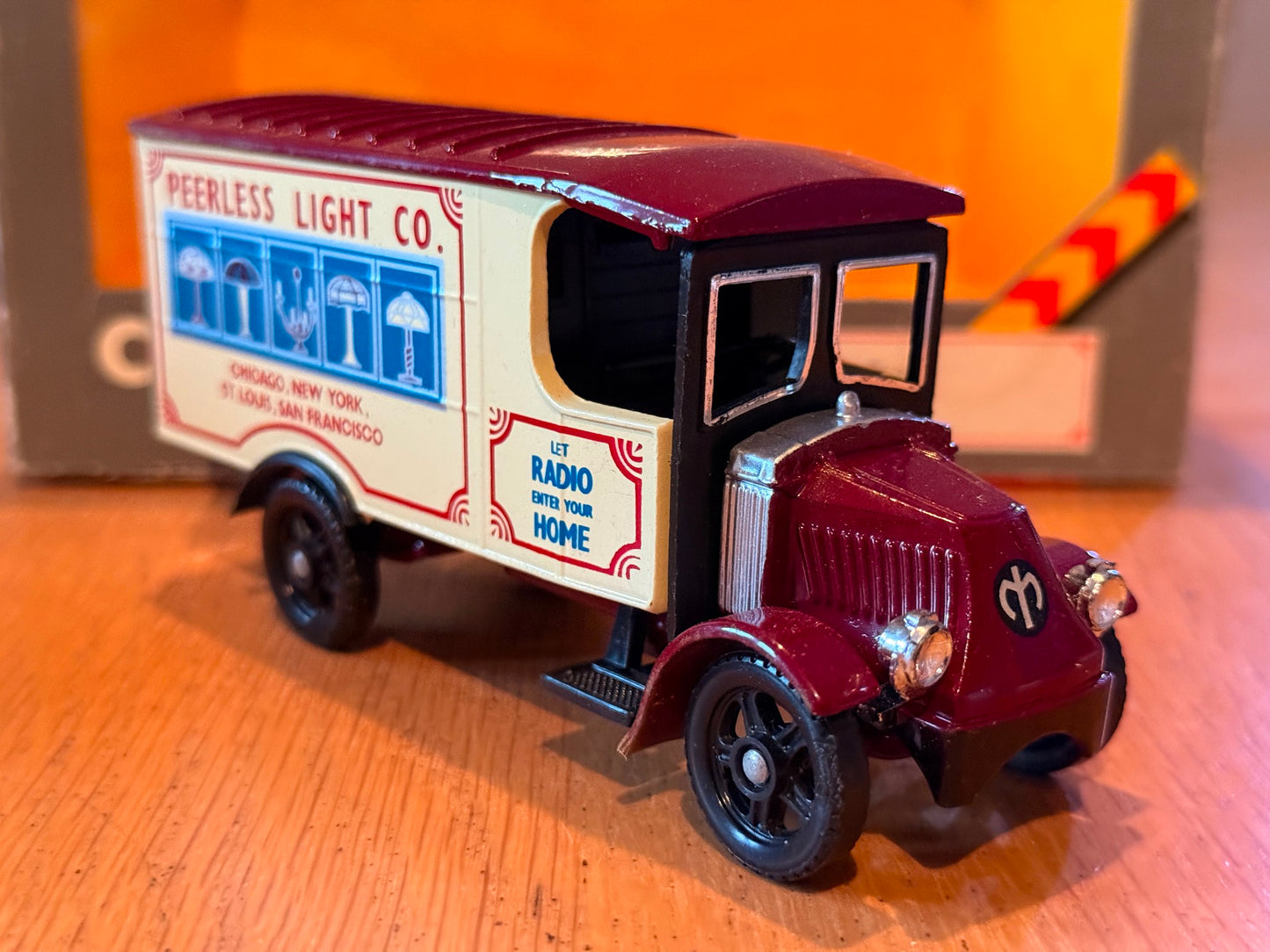 Corgi Classics 97100: 1:50 Mack Truck - Peerless Light Co,
