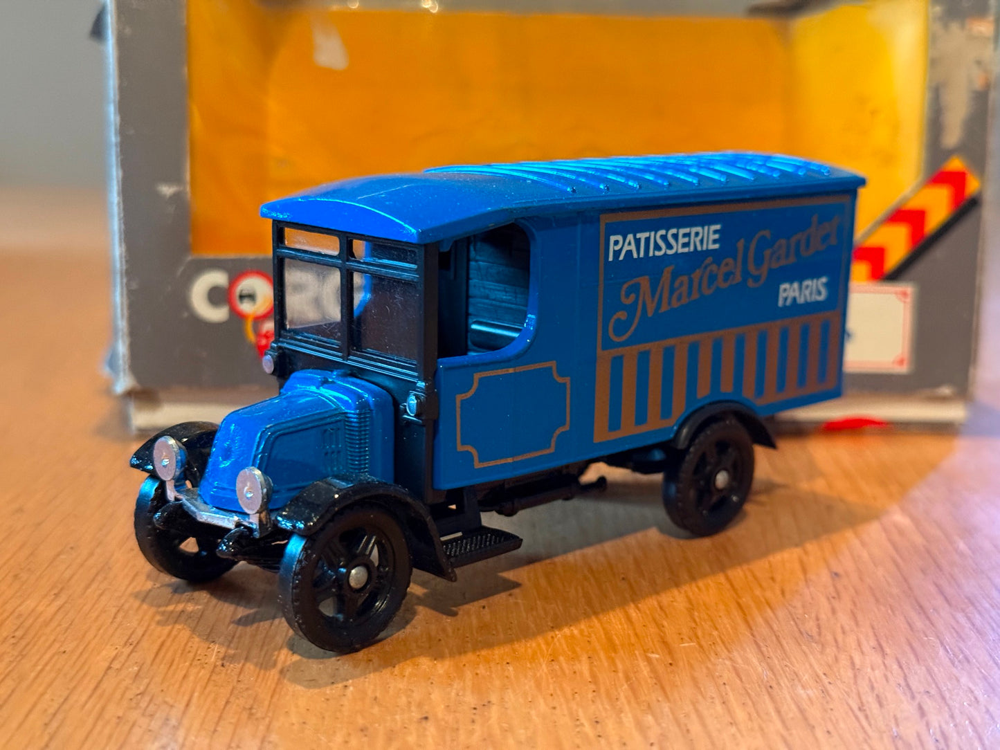 Corgi Classics 97100: 1:50 1926 Renault Van - Patisserie Marcel Gardet Paris
