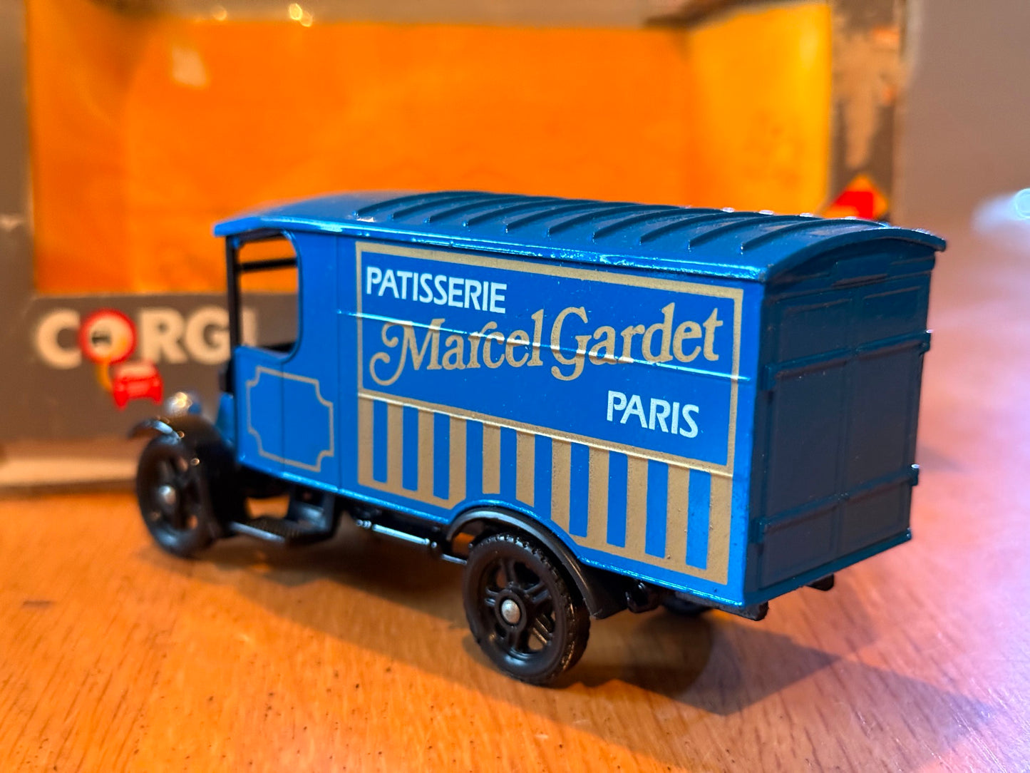 Corgi Classics 97100: 1:50 1926 Renault Van - Patisserie Marcel Gardet Paris