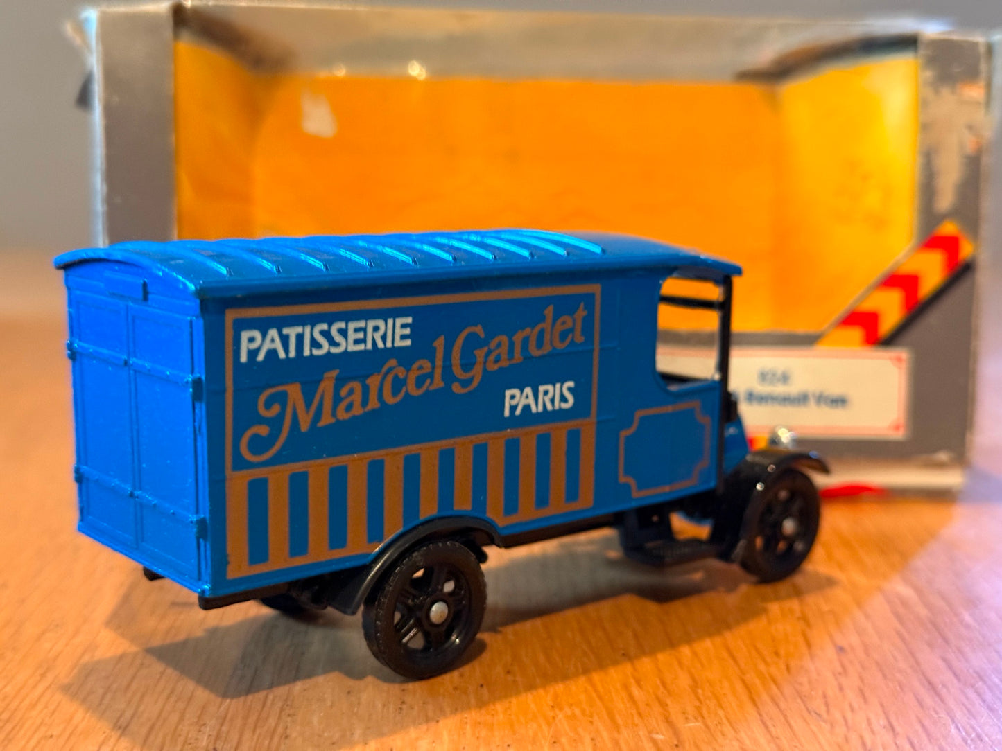 Corgi Classics 97100: 1:50 1926 Renault Van - Patisserie Marcel Gardet Paris