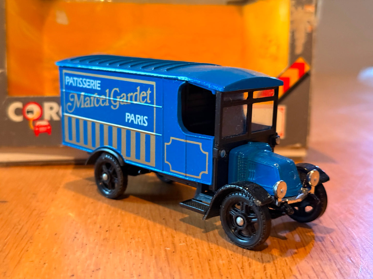 Corgi Classics 97100: 1:50 1926 Renault Van - Patisserie Marcel Gardet Paris