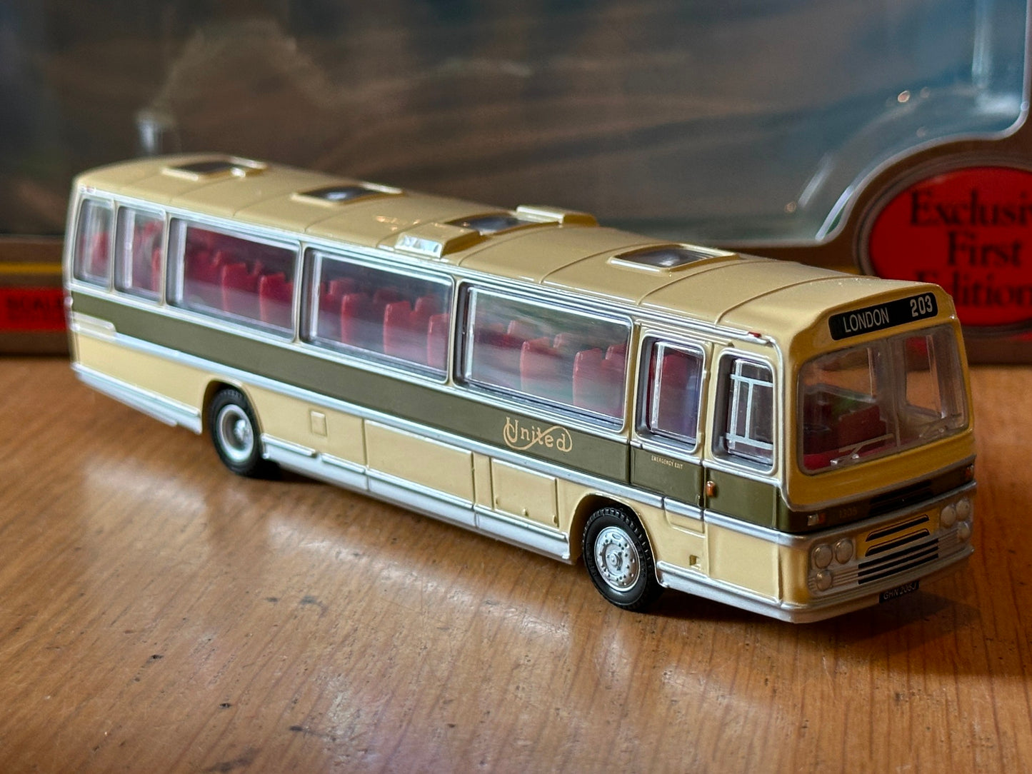 EFE 32207 - 1:76 Plaxton Panorama Elite Coach - London 203 (Victoria Coach Stn.)