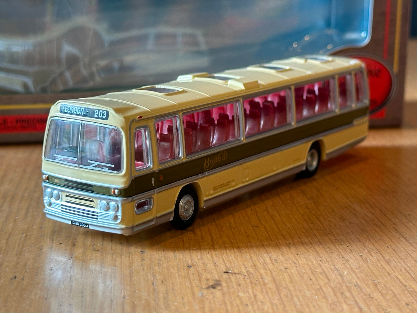 EFE 32207 - 1:76 Plaxton Panorama Elite Coach - London 203 (Victoria Coach Stn.)