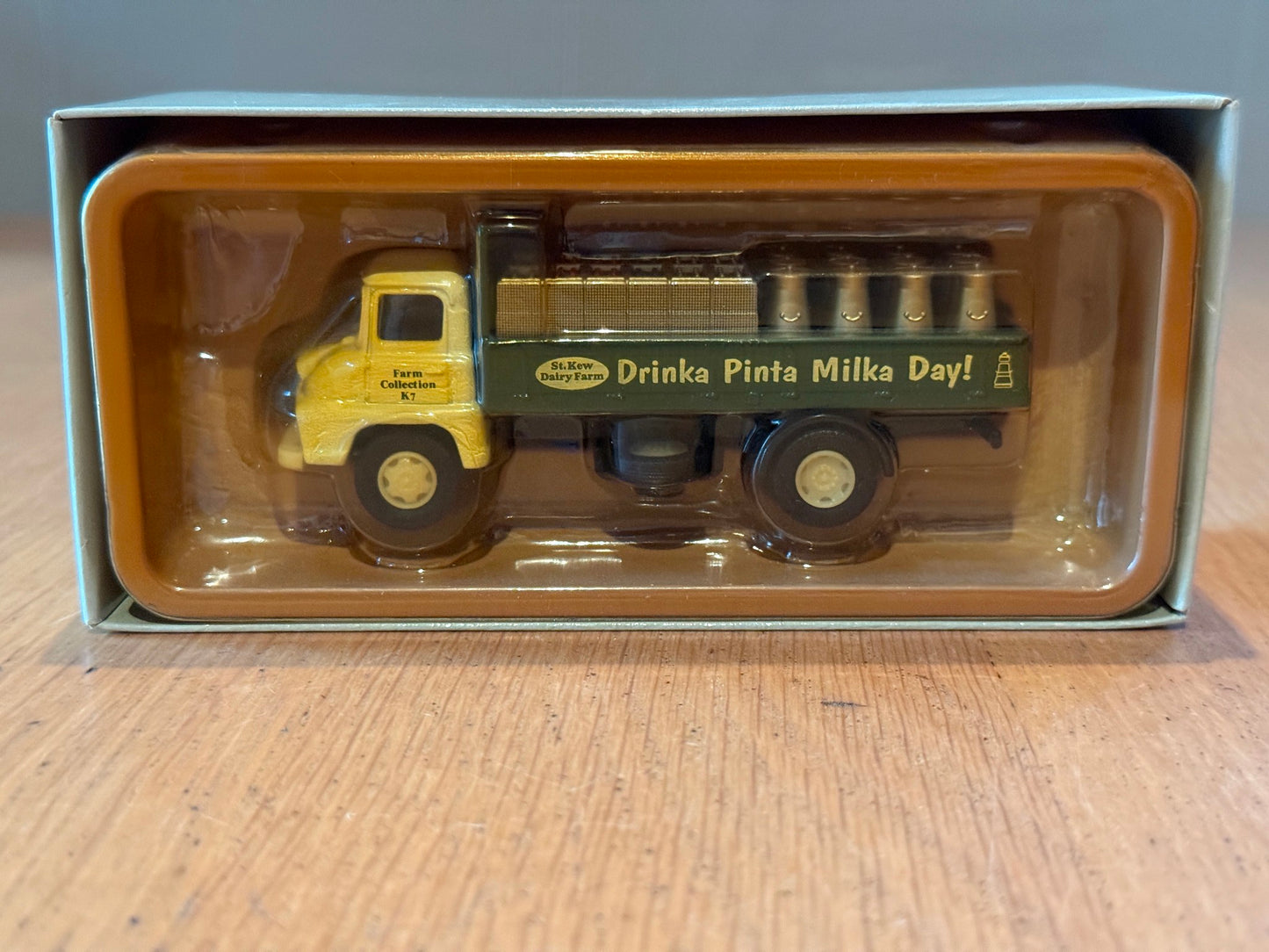 Corgi Vanguards 1:64 St Kew's Farm Thames Trader